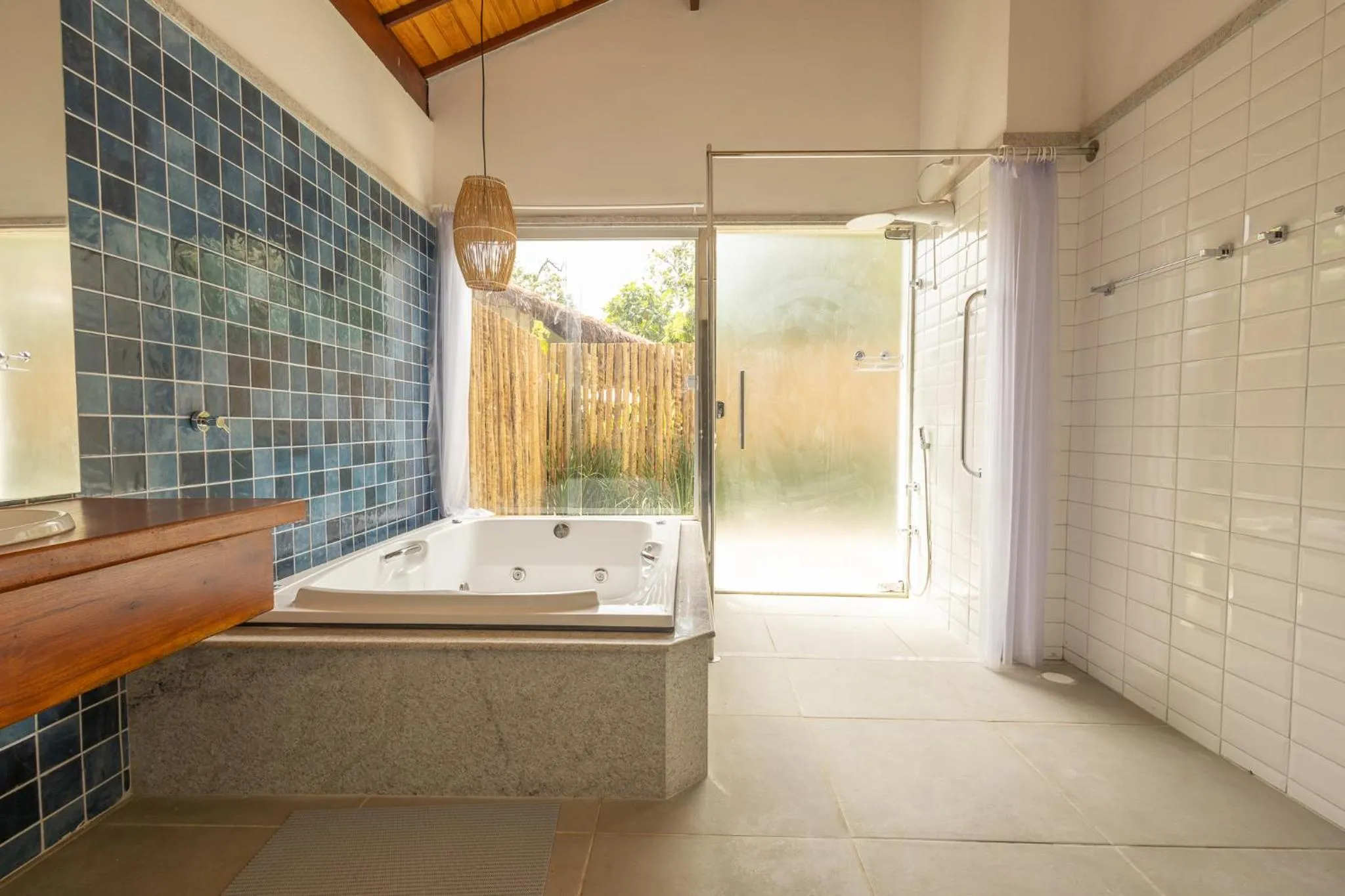 Shower in Bangalôs do Gameleiro