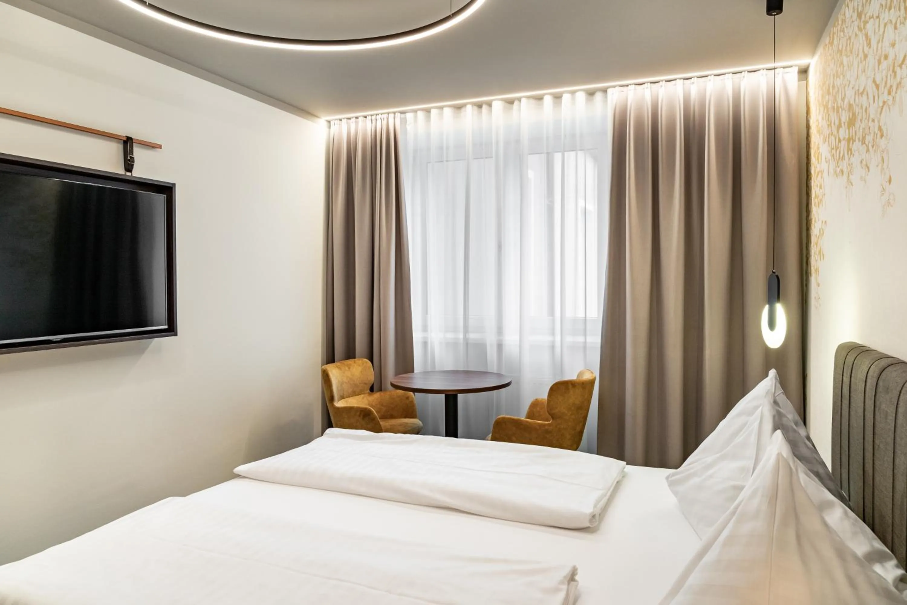 Property building, Bed in Hotel Lokomotive