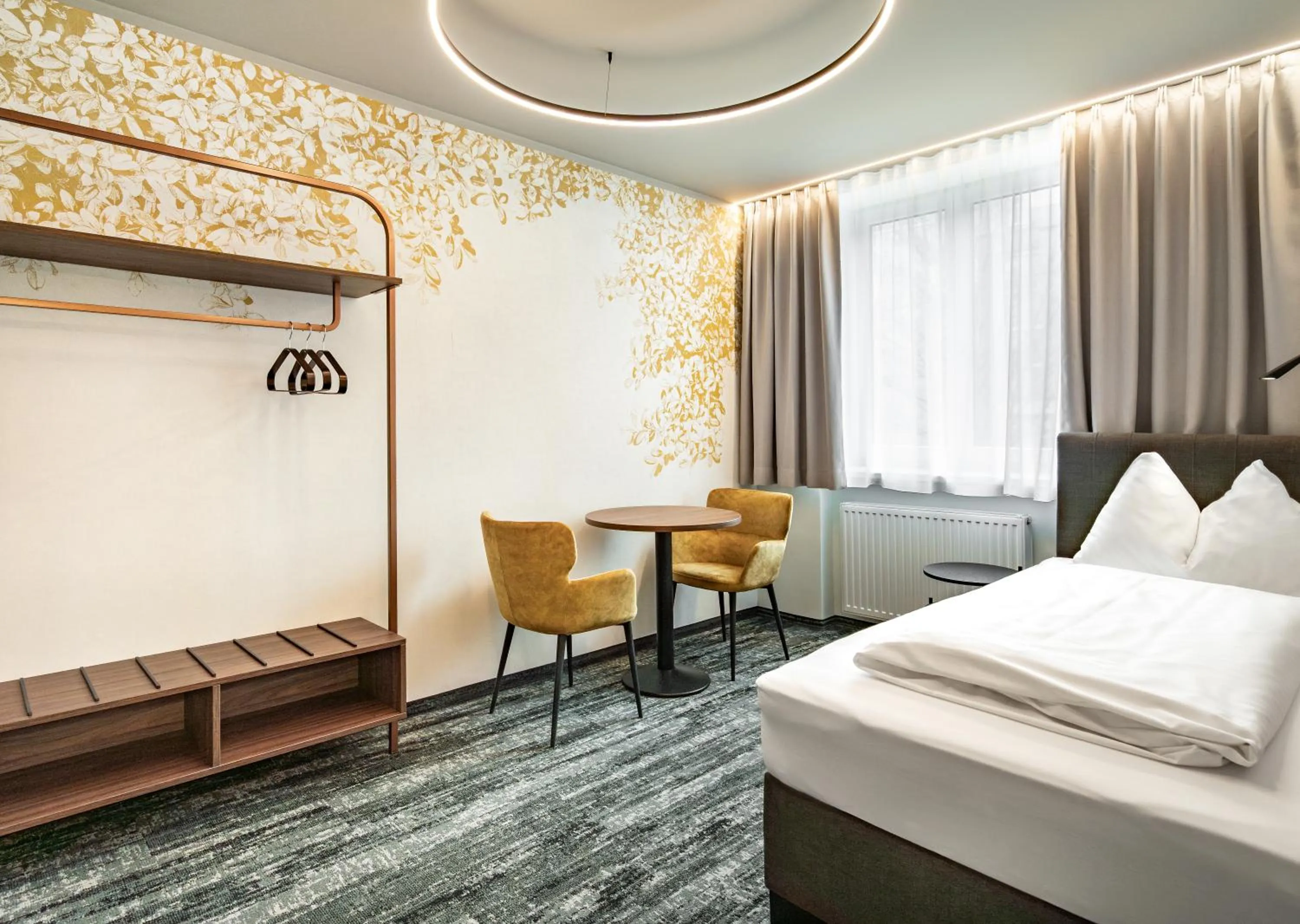 Property building, Bed in Hotel Lokomotive