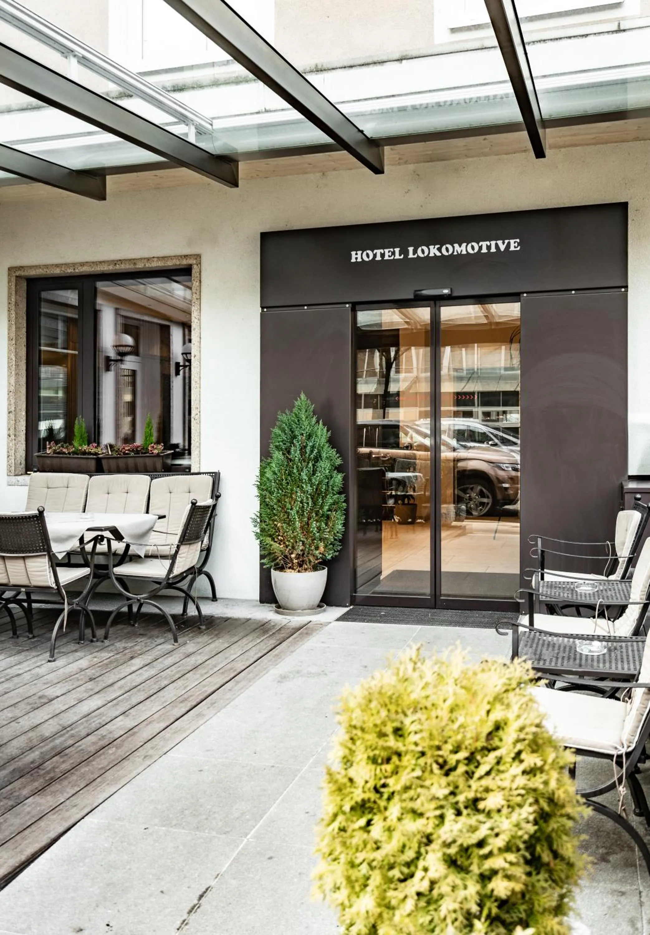 Facade/entrance in Hotel Lokomotive