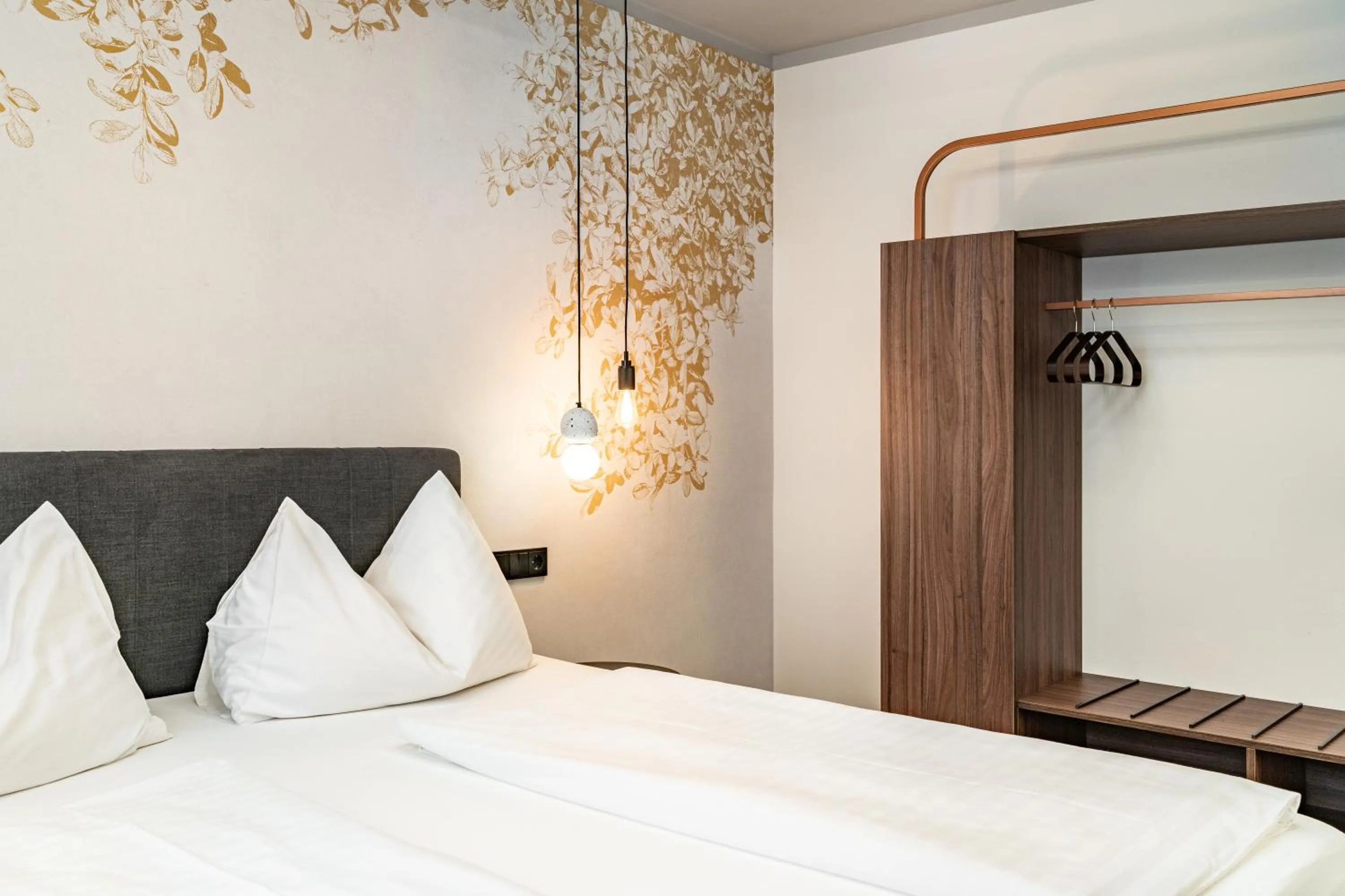 Property building, Bed in Hotel Lokomotive