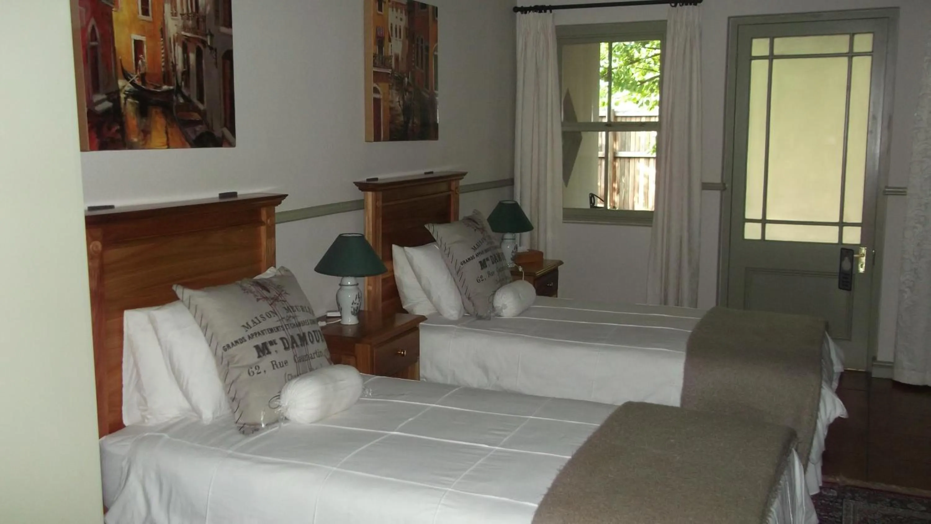 Photo of the whole room, Bed in HouseMartin Lodge & Self Catering