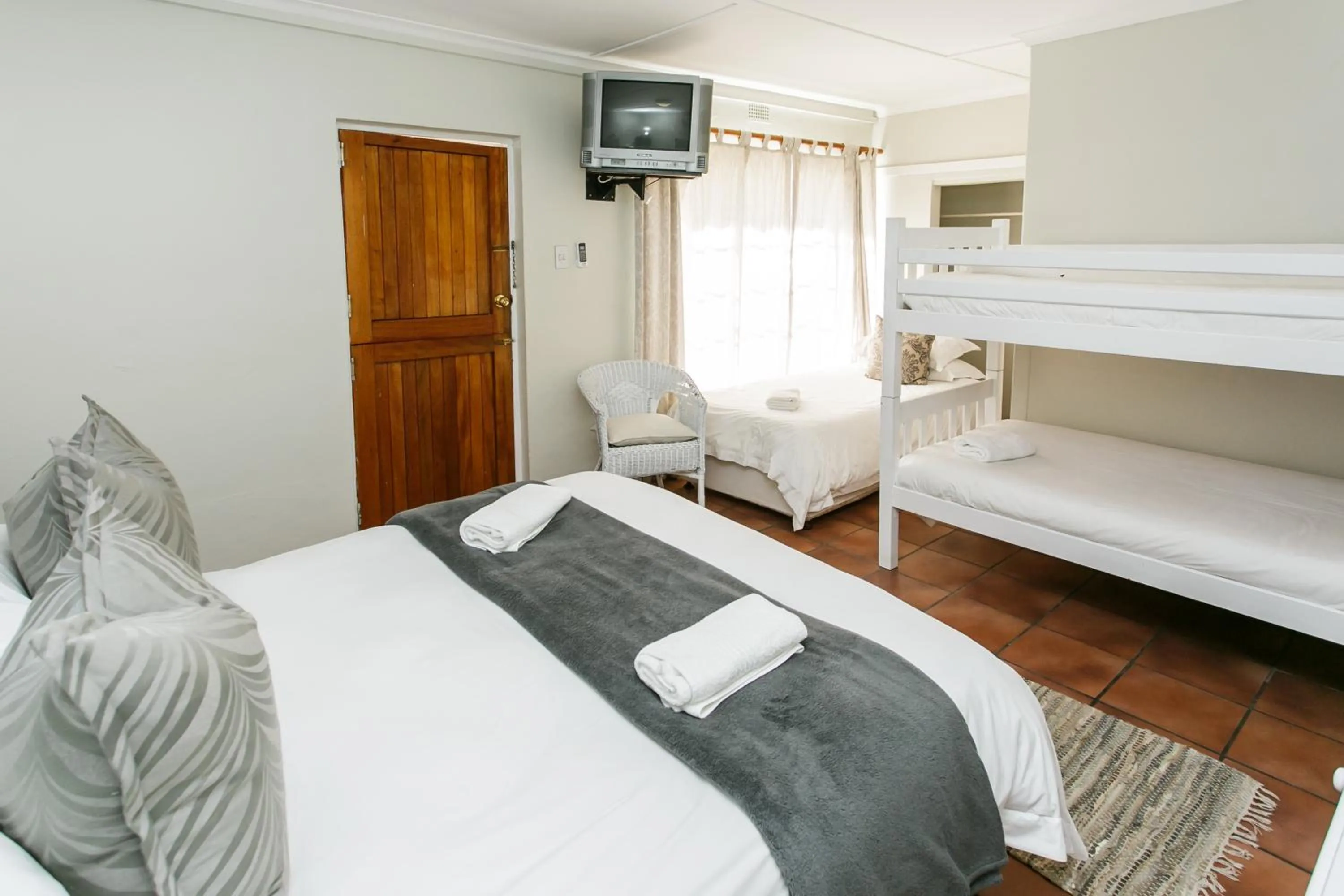 Bedroom, Bed in Wagon Wheel Country Lodge