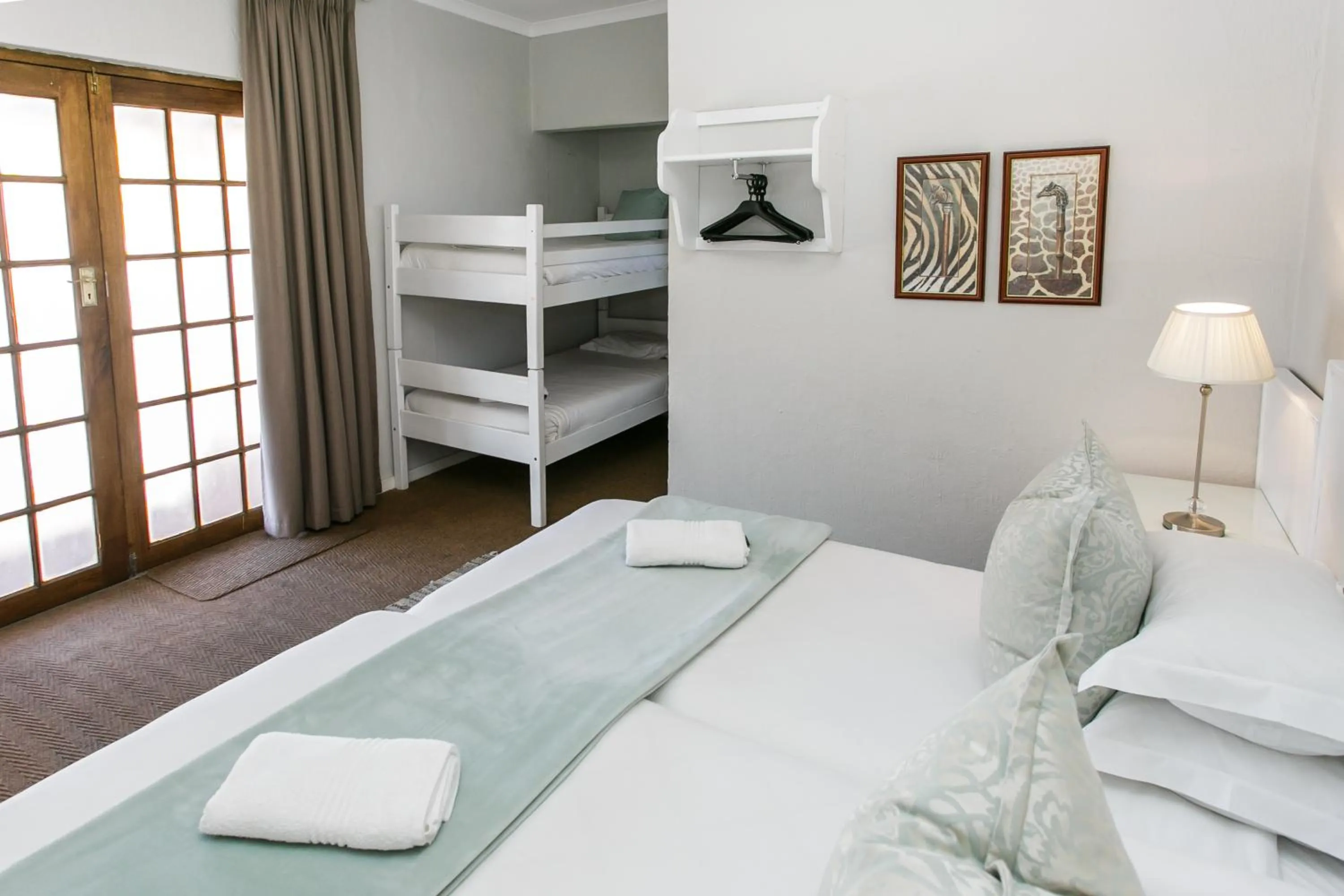 Bedroom, Bed in Wagon Wheel Country Lodge