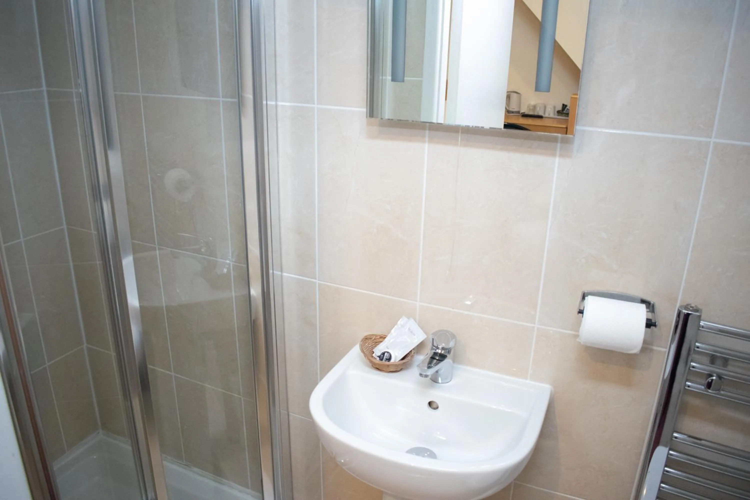 Bathroom in Royal Square Hotel - NEC & Birmingham Airport