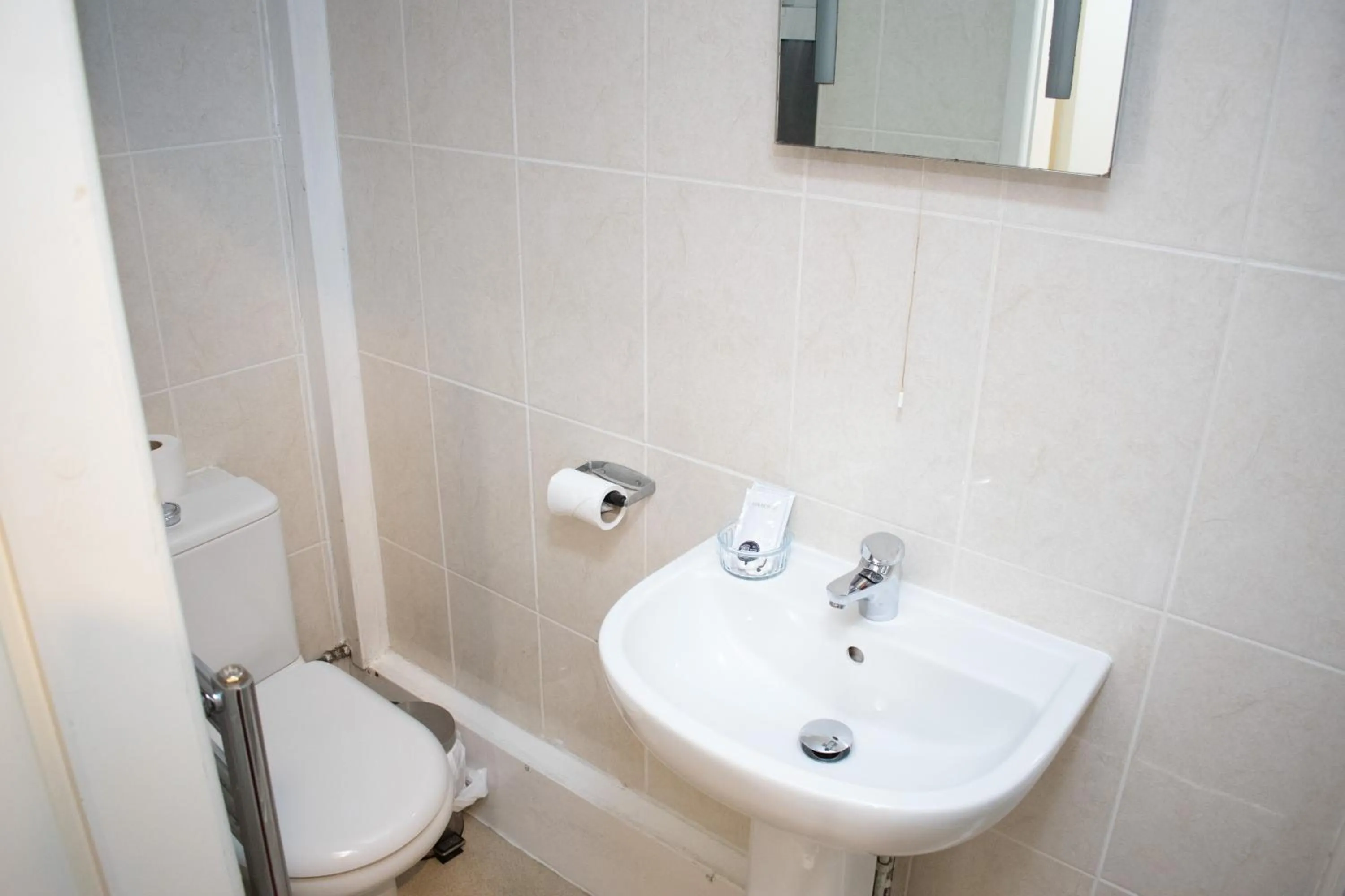 Bathroom in Royal Square Hotel - NEC & Birmingham Airport