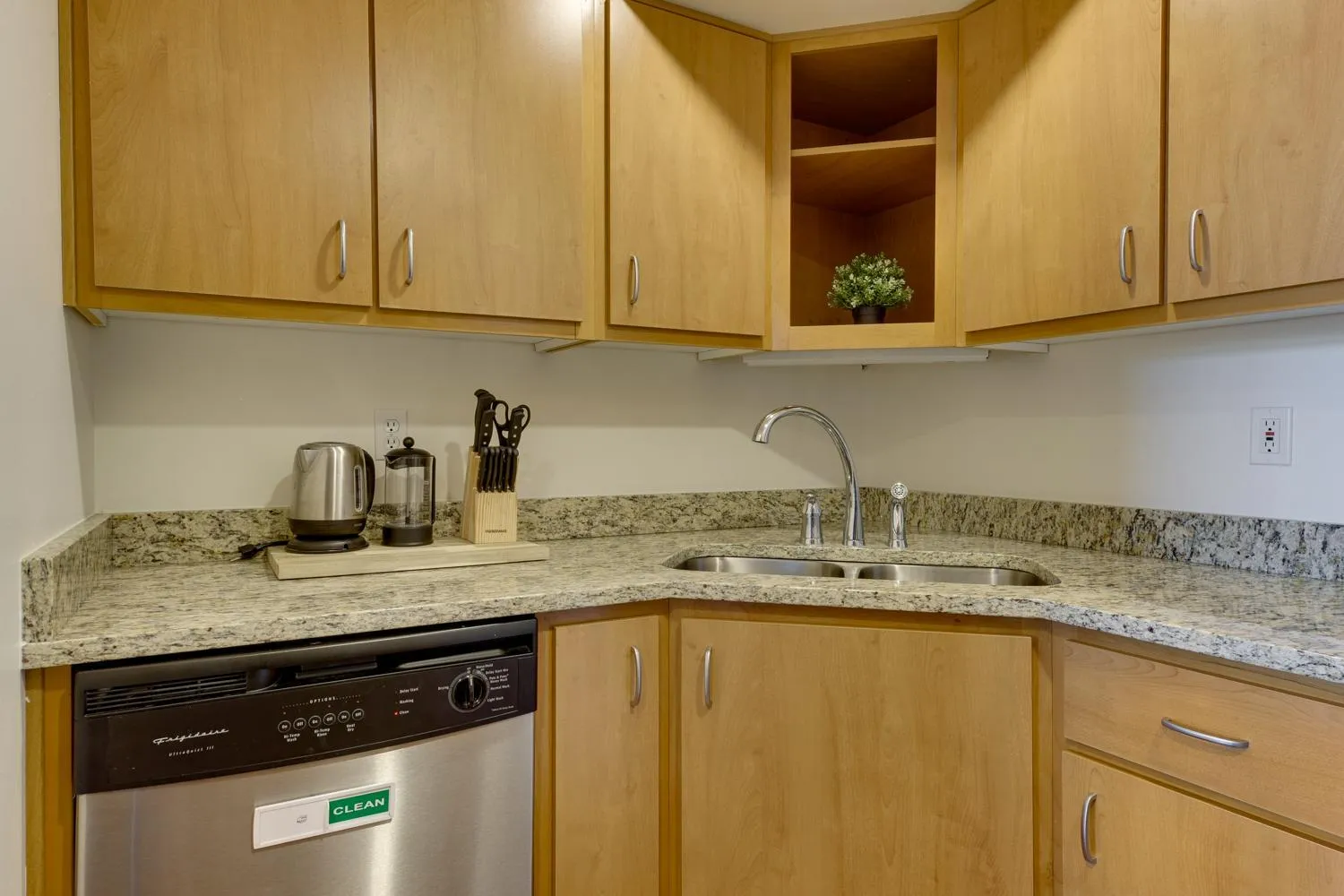 Coffee/tea facilities in Renu Suites at The Burlington Portland