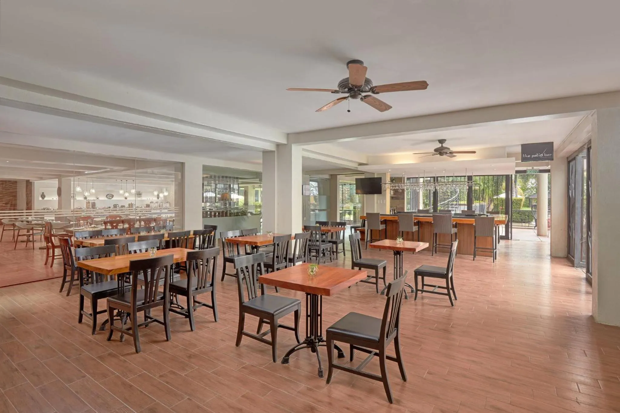 Lounge or bar in Holiday Inn & Suites Batangas LimaPark by IHG