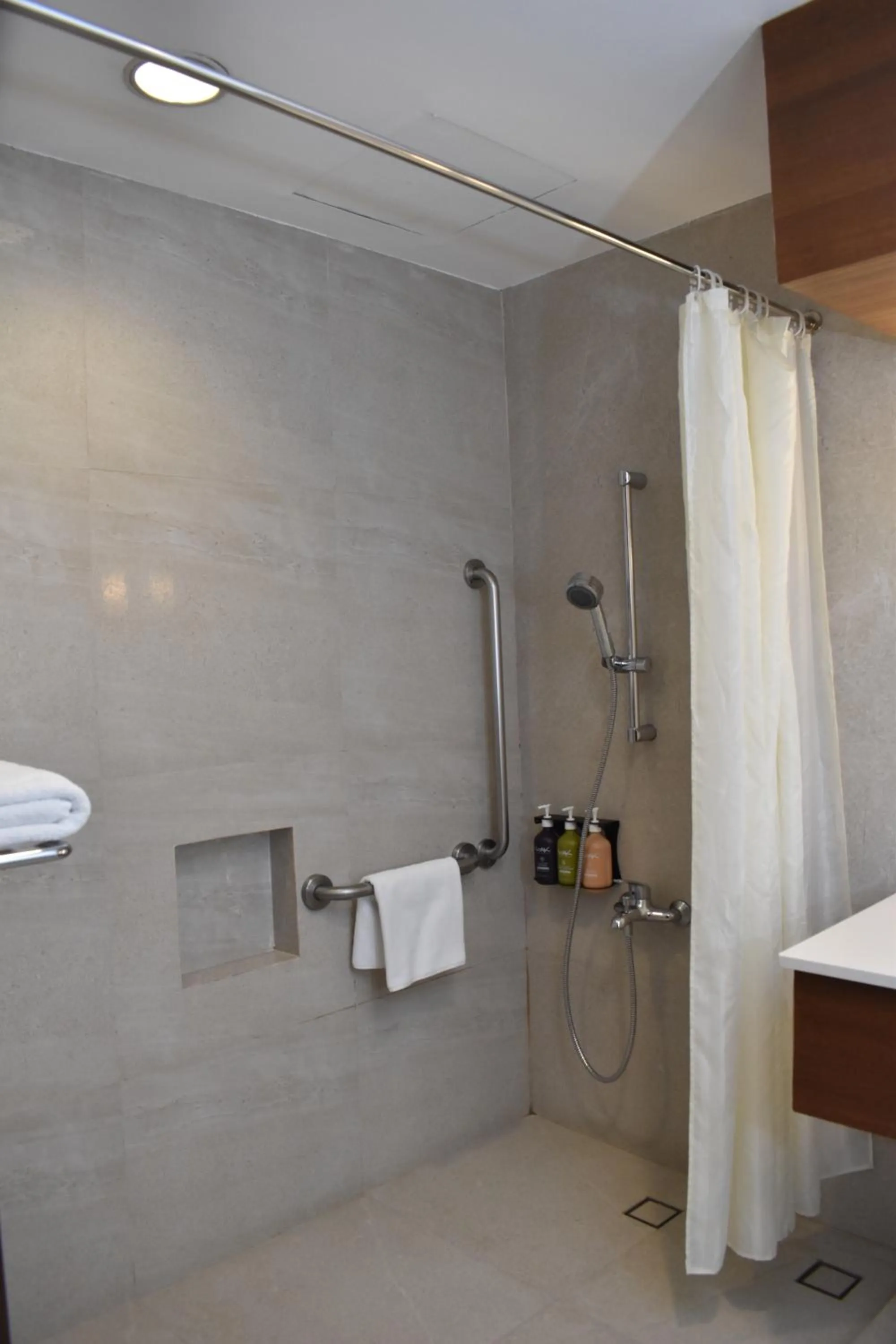Shower in Holiday Inn & Suites Batangas LimaPark by IHG