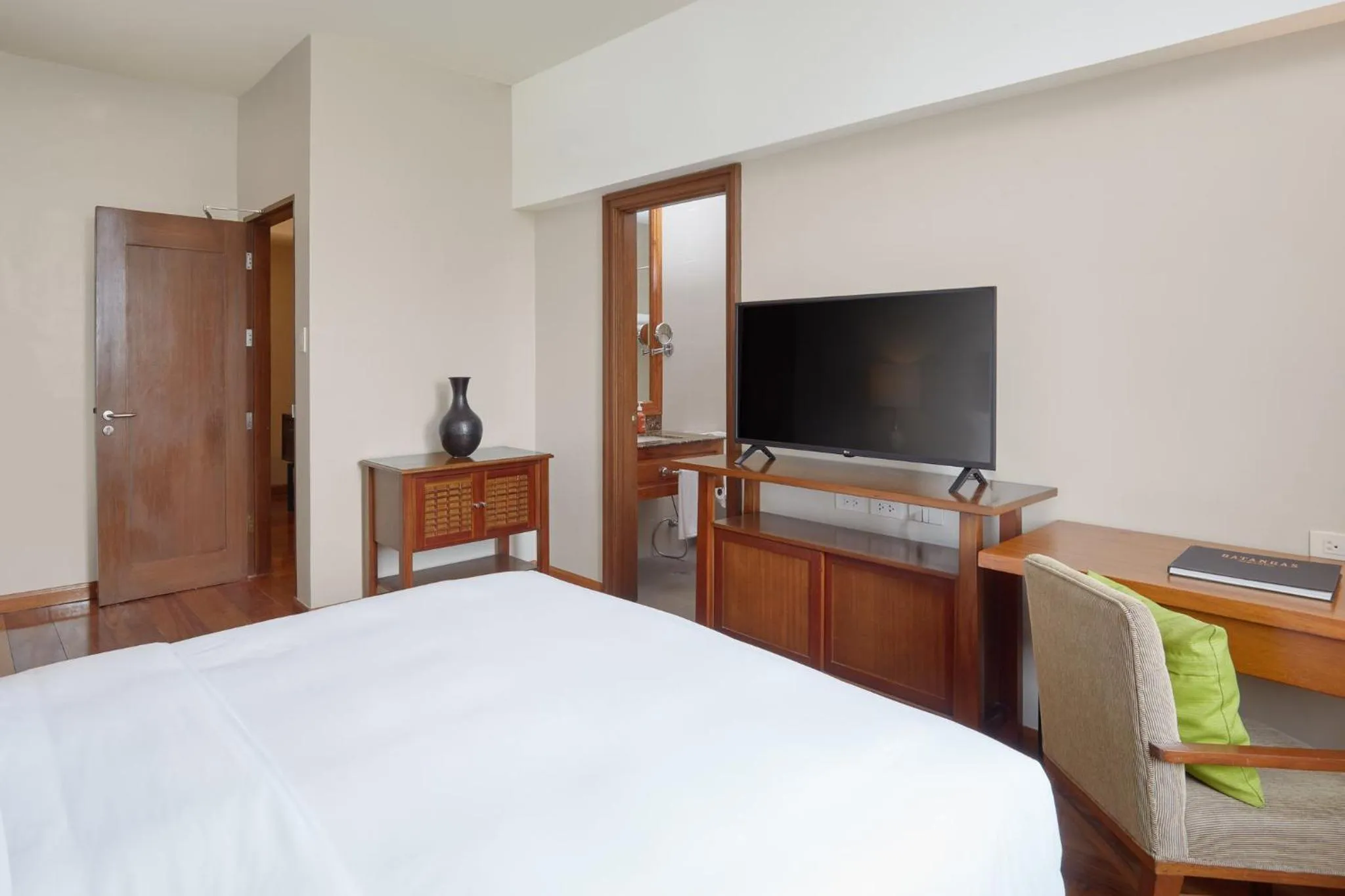 Photo of the whole room, Bed in Holiday Inn & Suites Batangas LimaPark by IHG