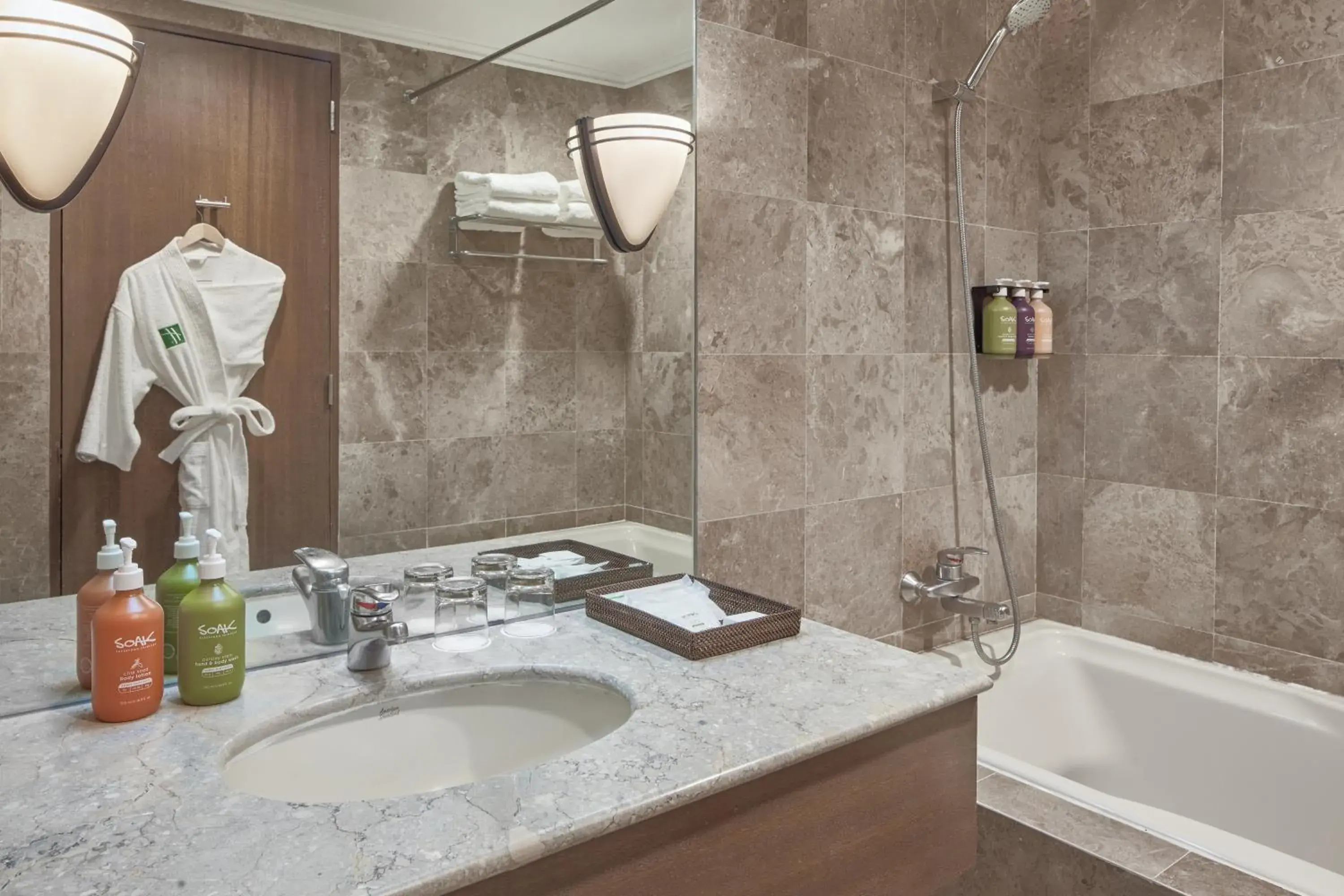 Queen Suite with Jetted Bath in Holiday Inn & Suites Batangas LimaPark by IHG Queen Suite with Jetted Bath in Holiday Inn & Suites Batangas LimaPark by IHG