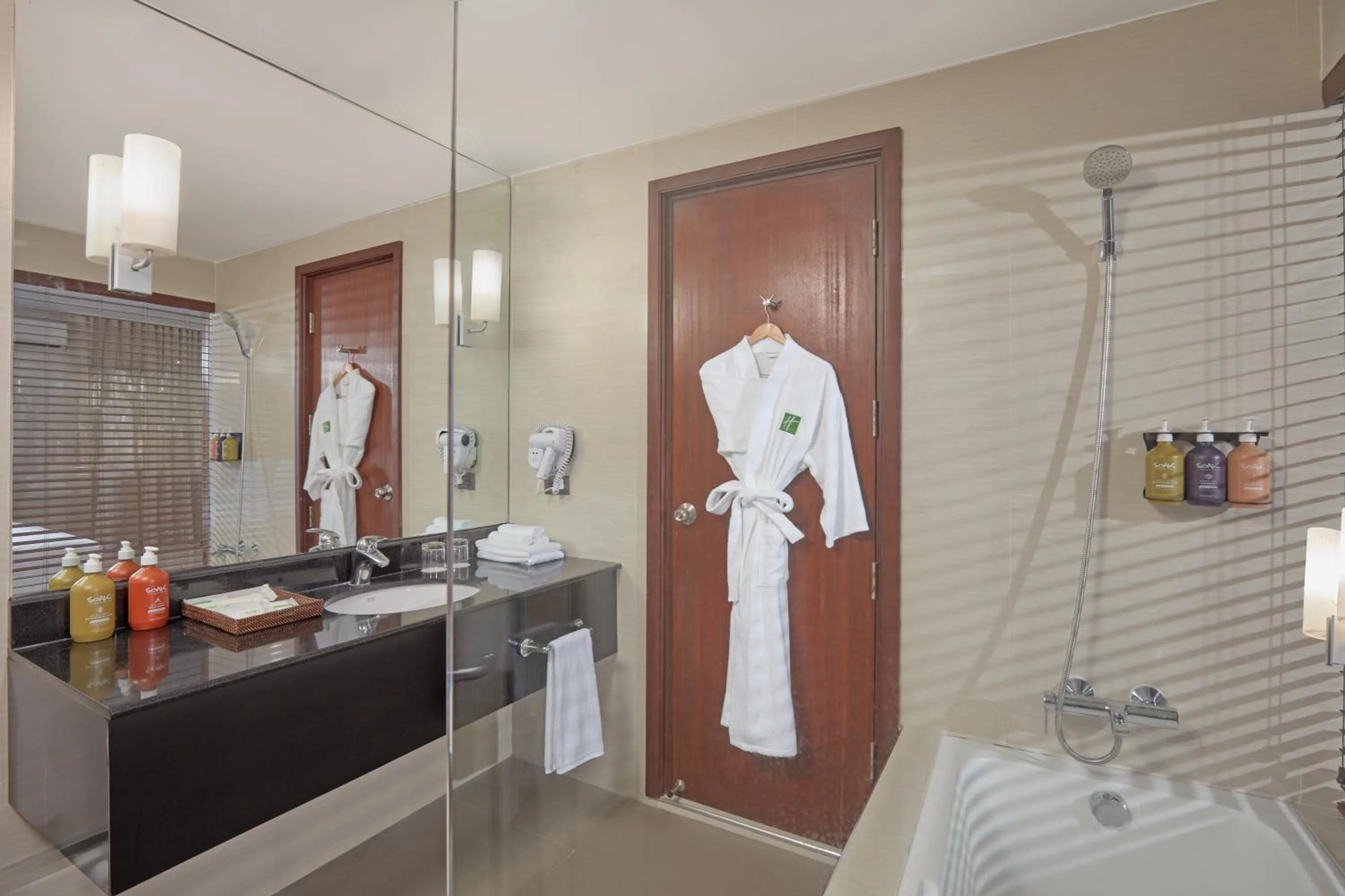 Shower in Holiday Inn & Suites Batangas LimaPark by IHG