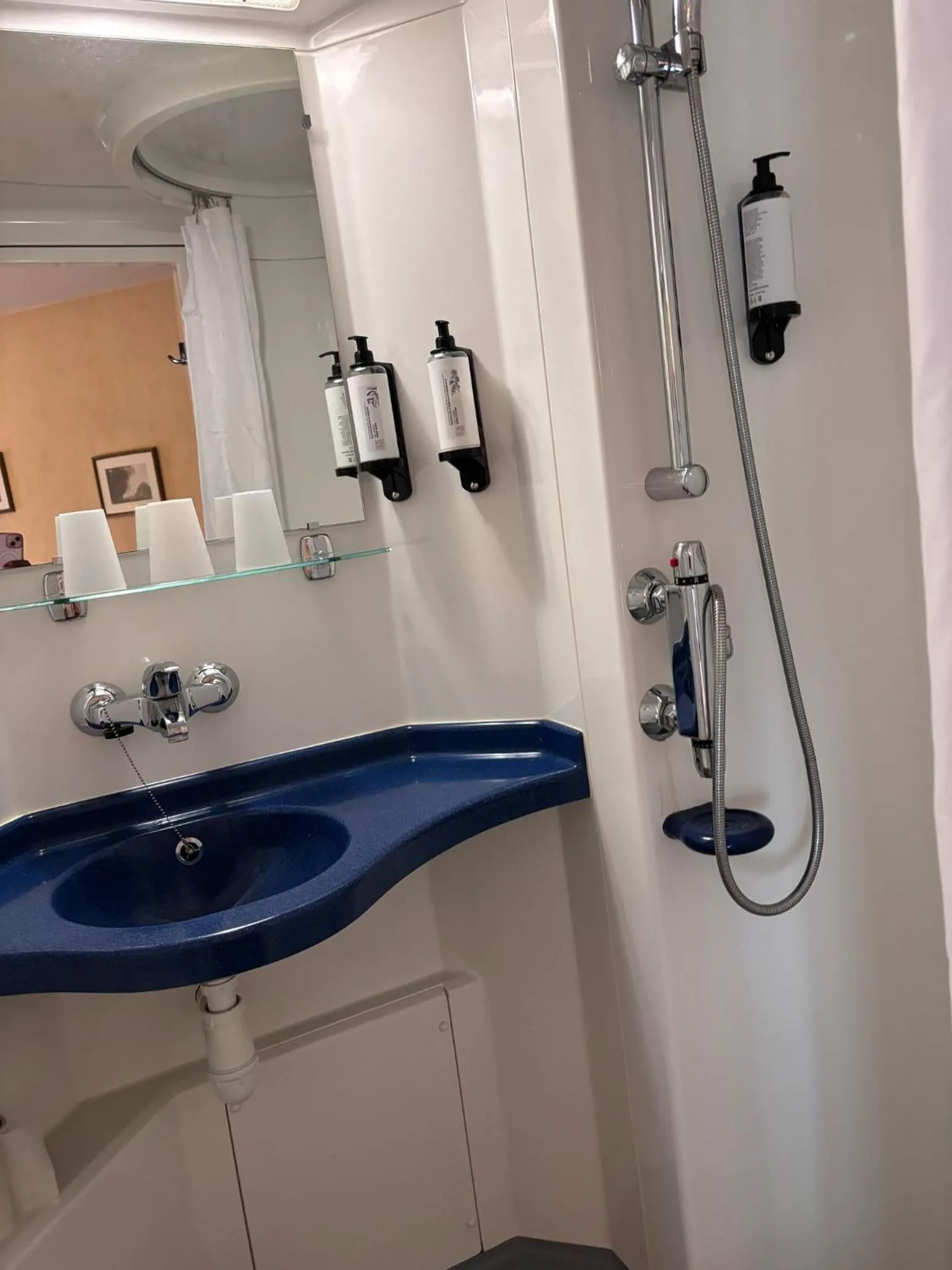 Shower in Hotel du Saumon, Verneuil sur Avre