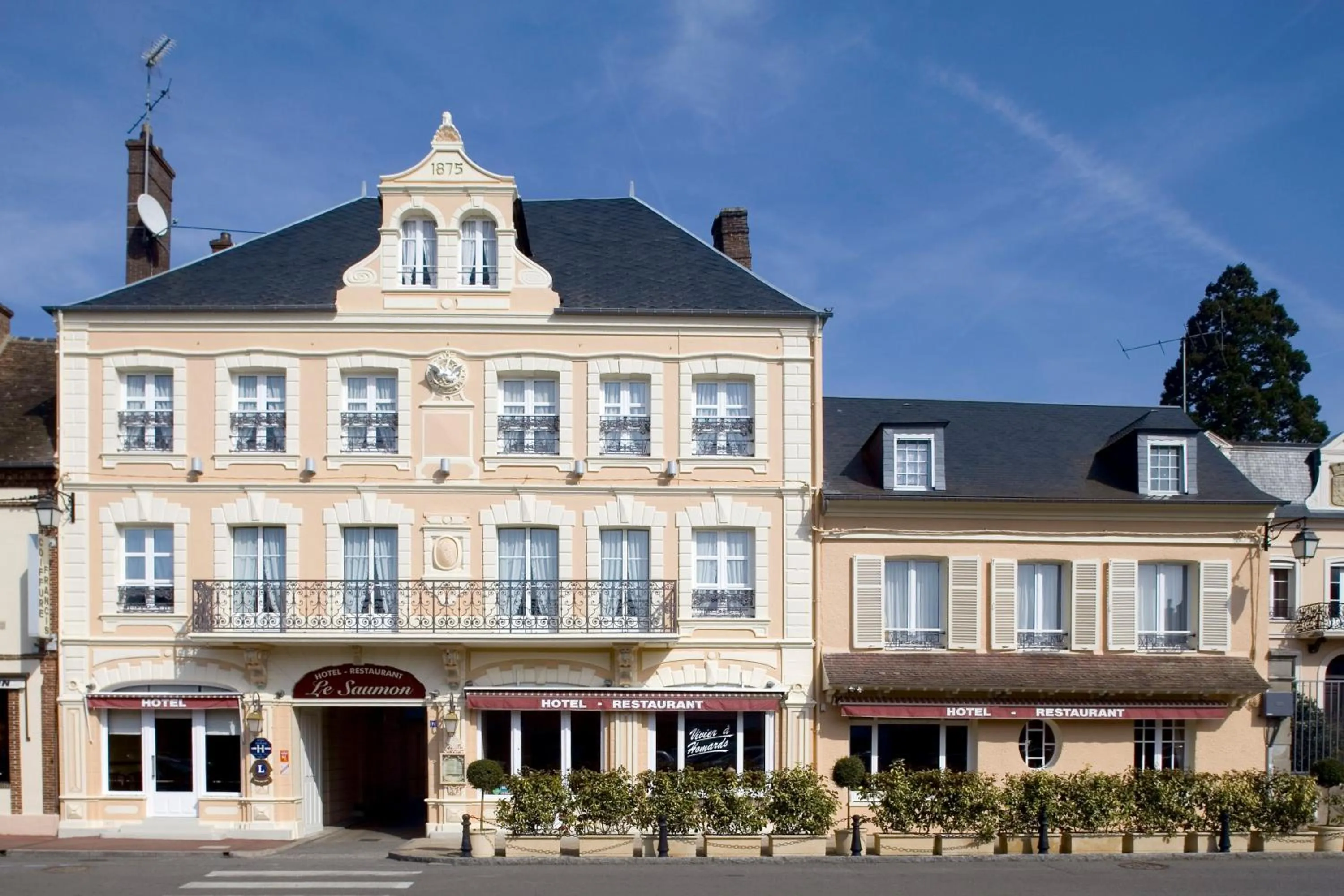 Property building in Hotel du Saumon, Verneuil sur Avre