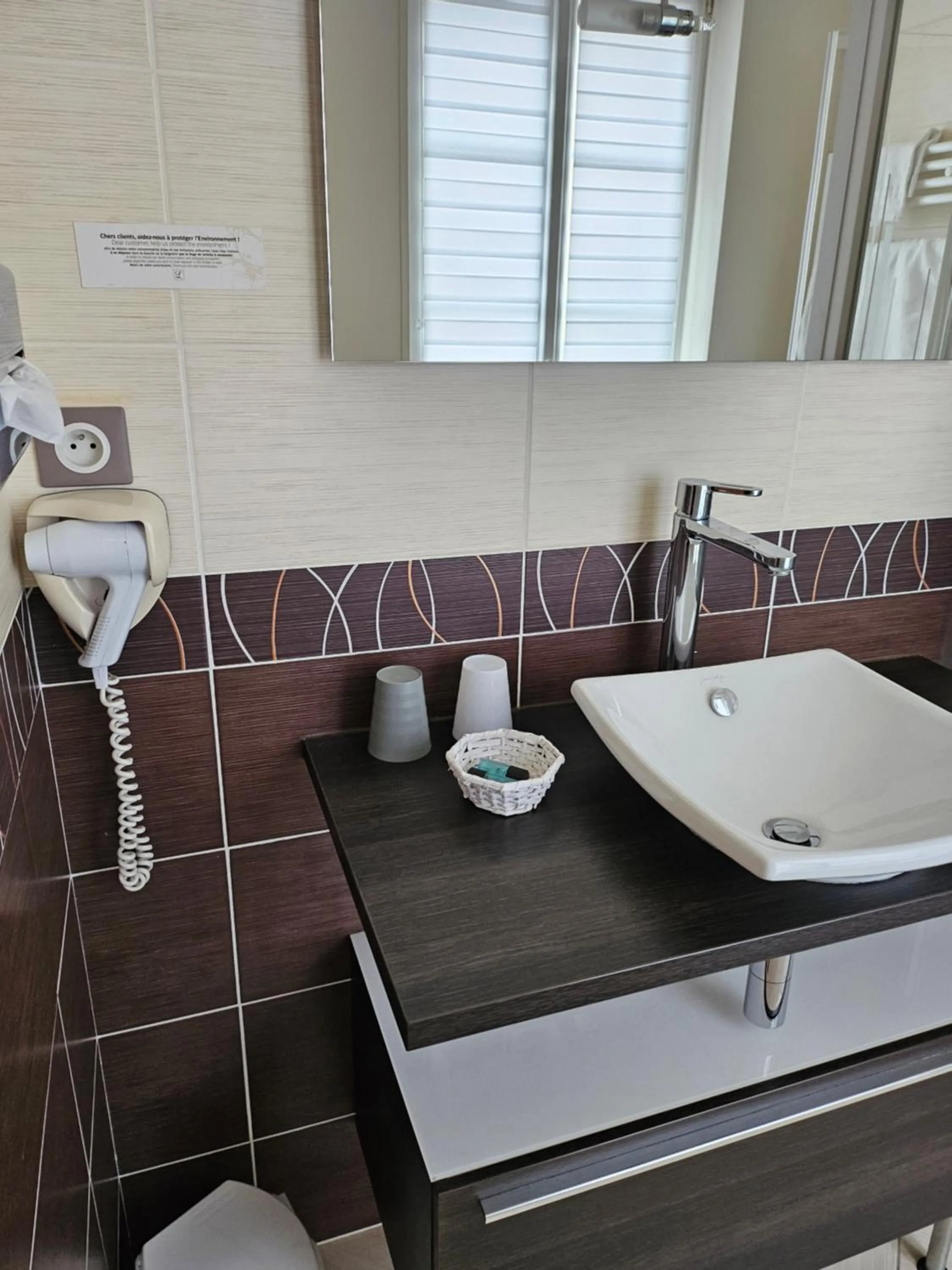 Toilet in Hotel du Saumon, Verneuil sur Avre