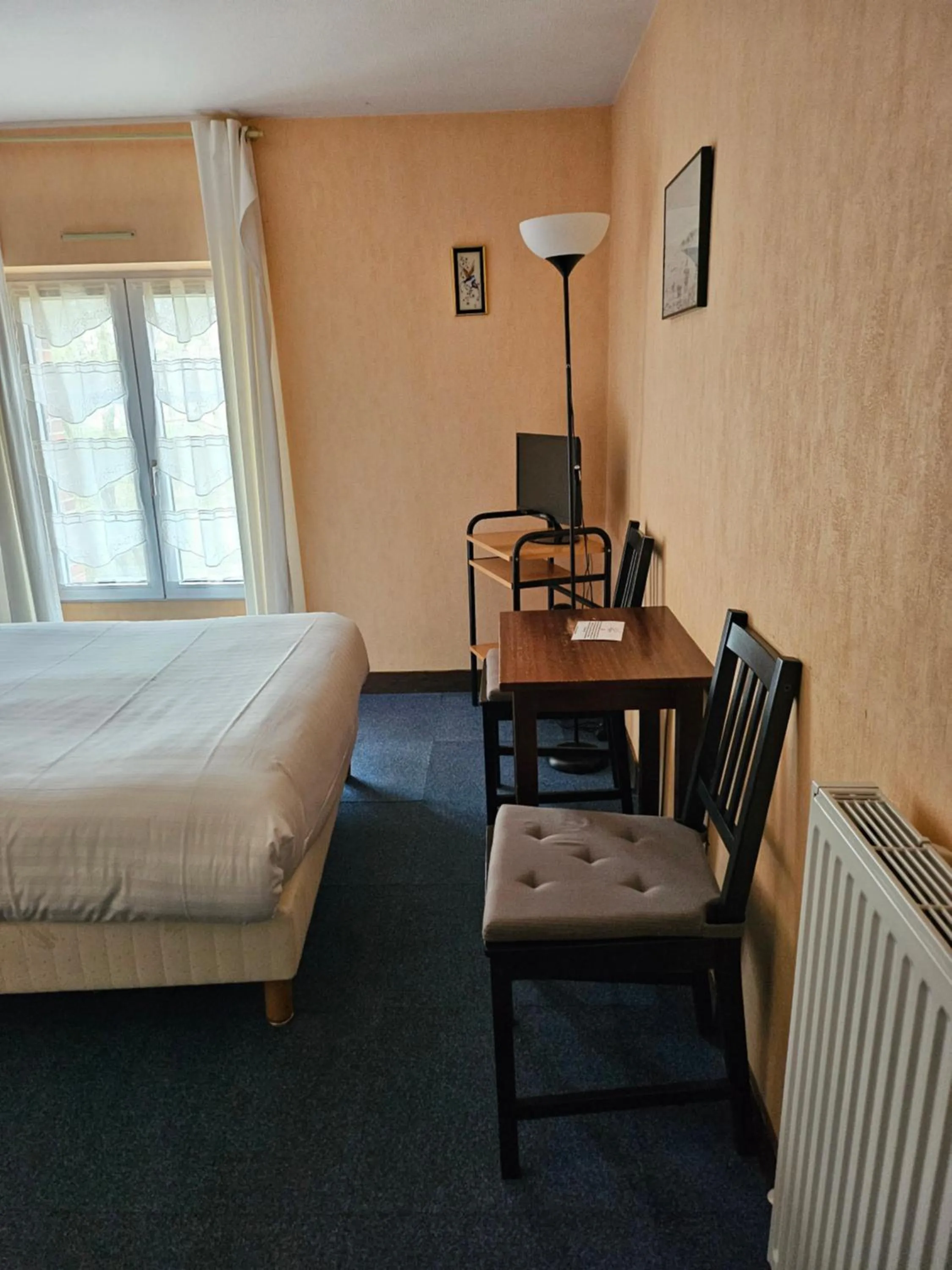 Bed in Hotel du Saumon, Verneuil sur Avre