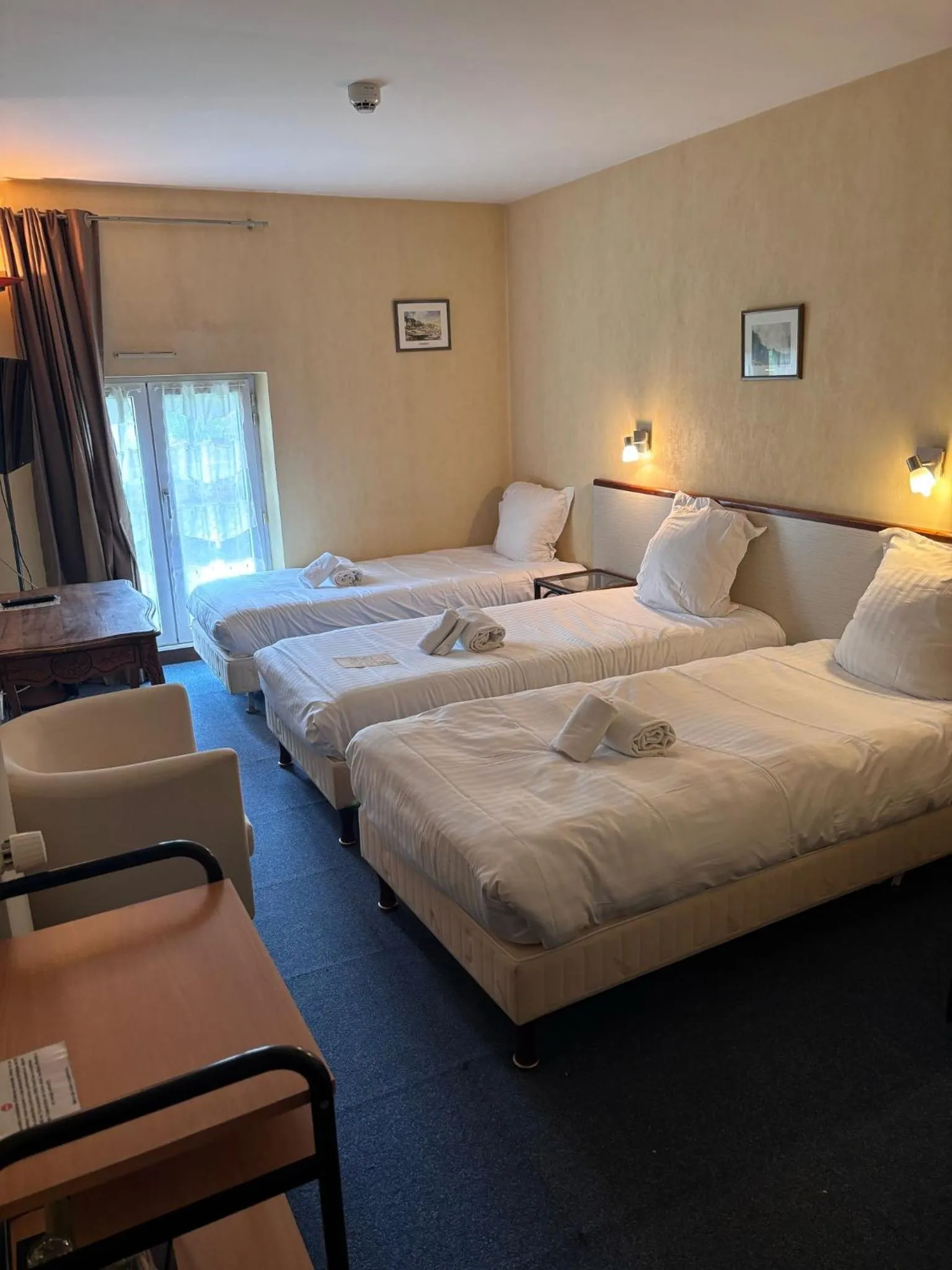 Bed in Hotel du Saumon, Verneuil sur Avre