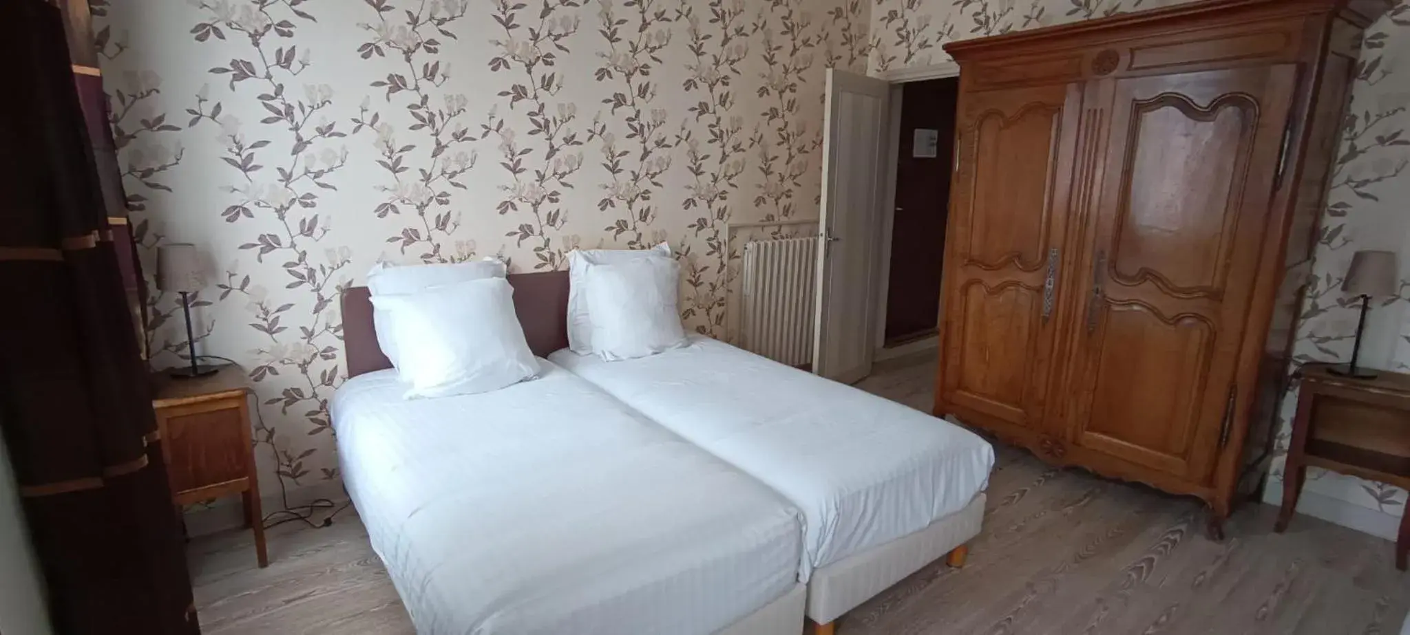 Double Room in Hotel du Saumon, Verneuil sur Avre Double Room in Hotel du Saumon, Verneuil sur Avre