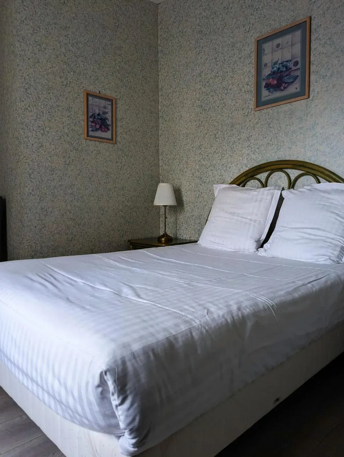 Double Room - single occupancy in Hotel du Saumon, Verneuil sur Avre Double Room - single occupancy in Hotel du Saumon, Verneuil sur Avre