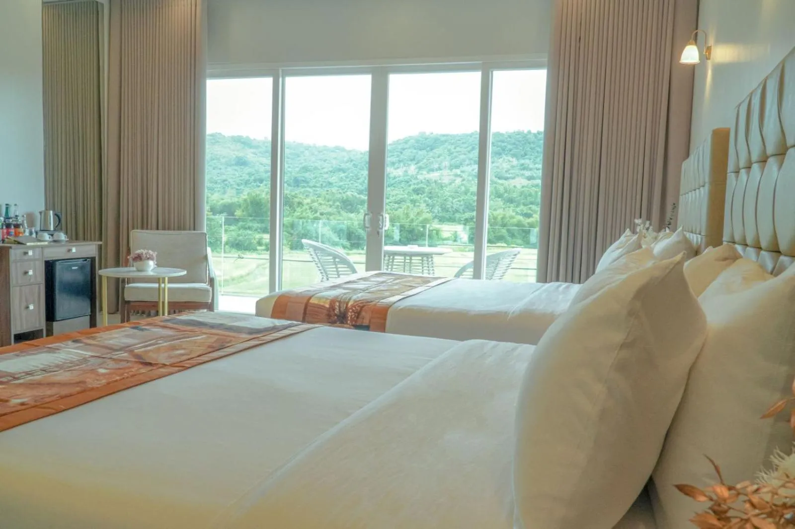 Bed in Rancho Bernardo Luxury Villas and Resort