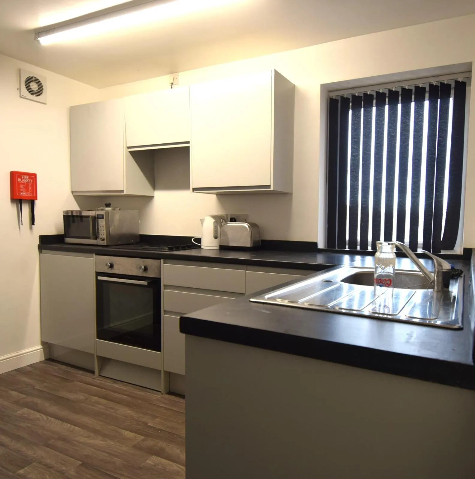 Kitchen or kitchenette in OYO Victoria Apartments