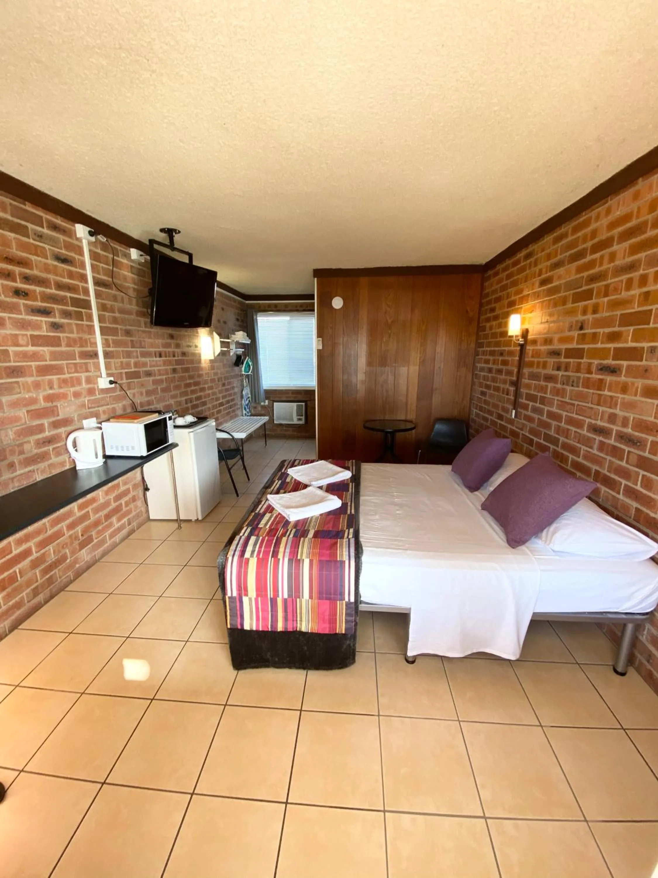 Photo of the whole room, Bed in PROSERPINE MOTOR LODGE