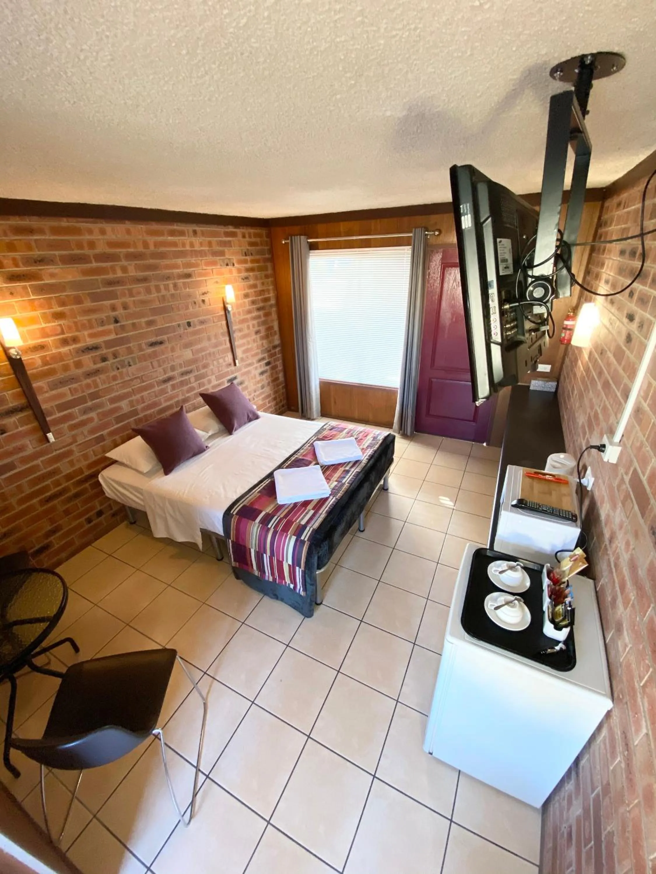 Photo of the whole room, Bed in PROSERPINE MOTOR LODGE