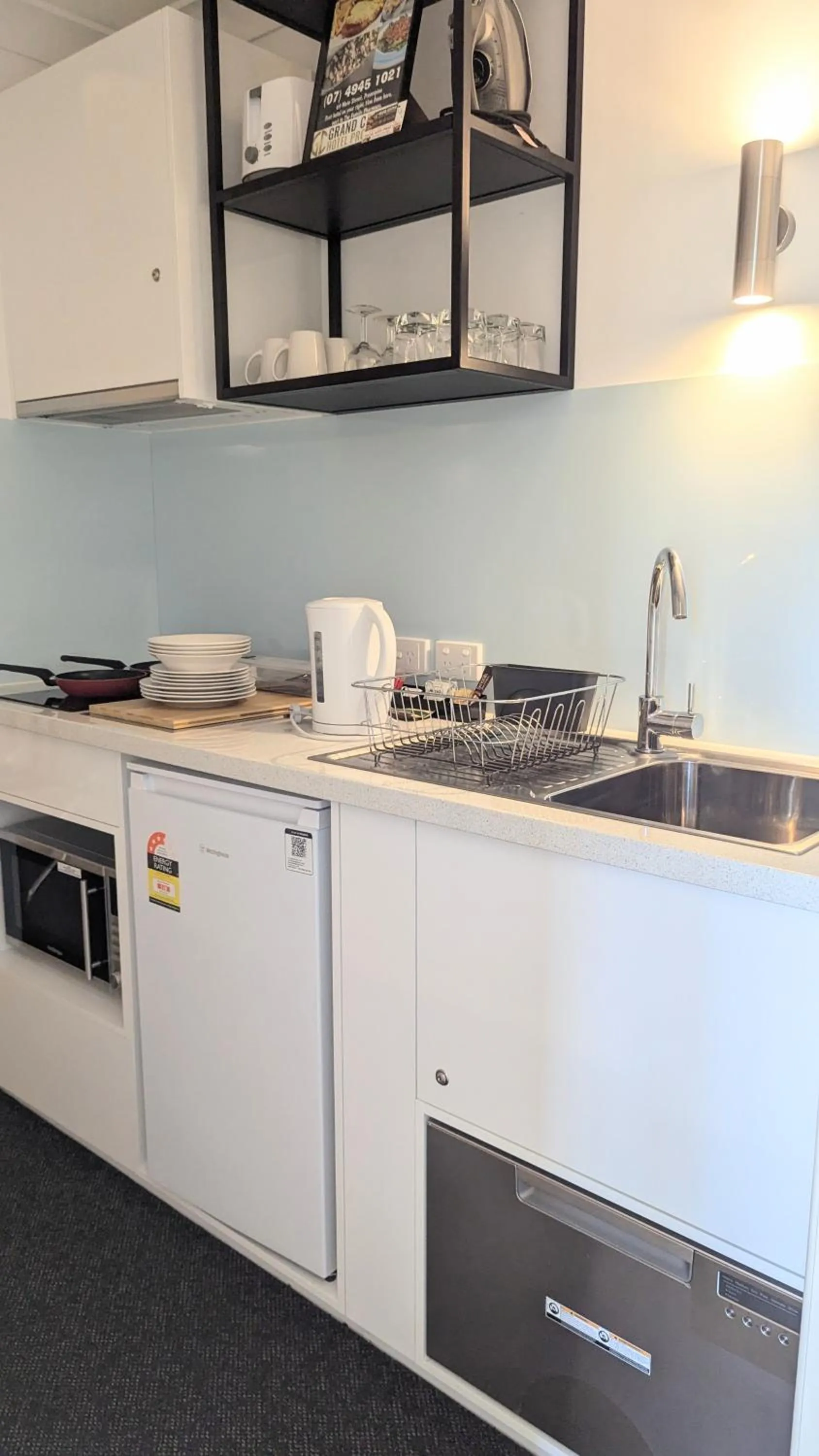 Kitchen or kitchenette in PROSERPINE MOTOR LODGE