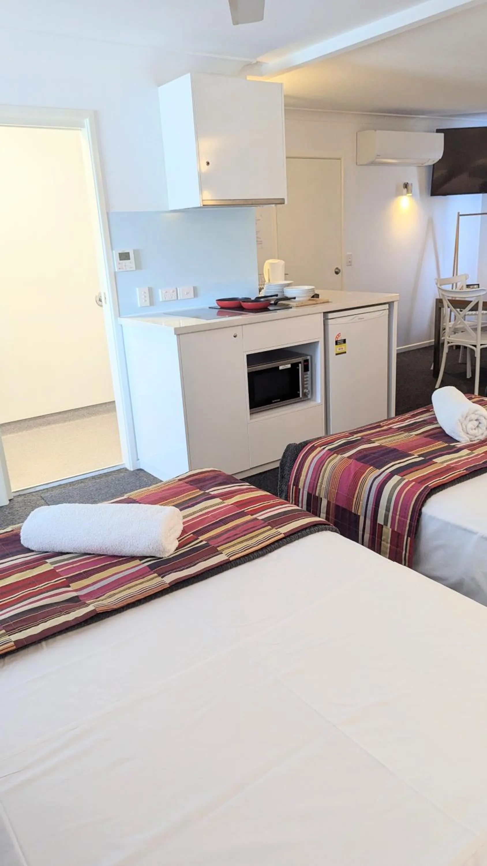 Kitchen or kitchenette, Bed in PROSERPINE MOTOR LODGE