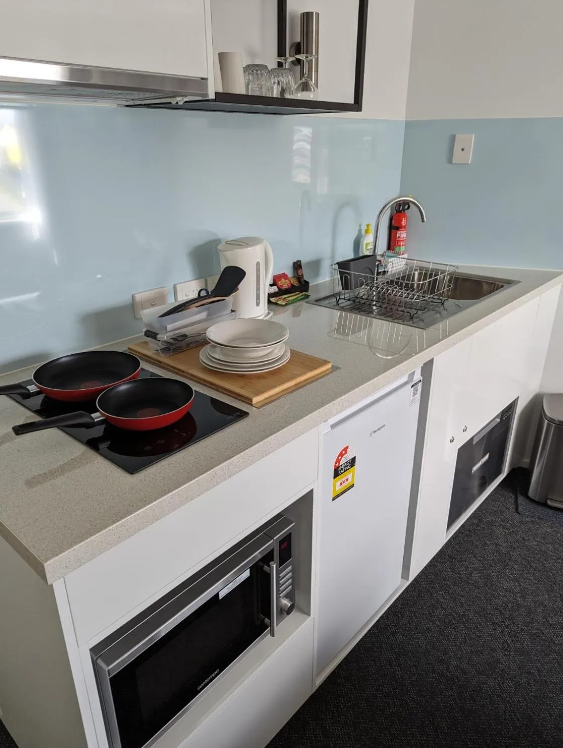 Kitchen or kitchenette in PROSERPINE MOTOR LODGE