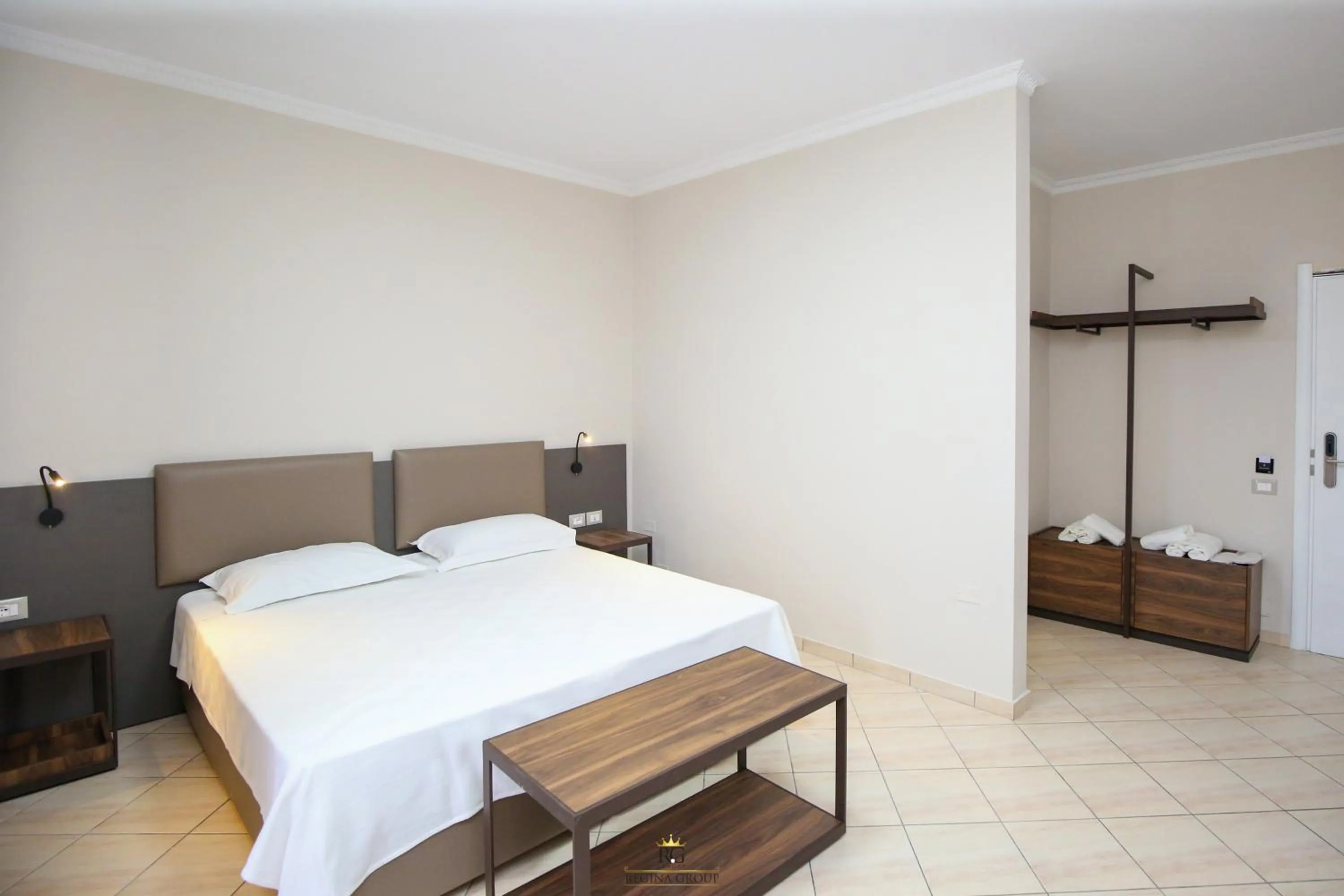 Photo of the whole room, Bed in Regina Garden Vlore