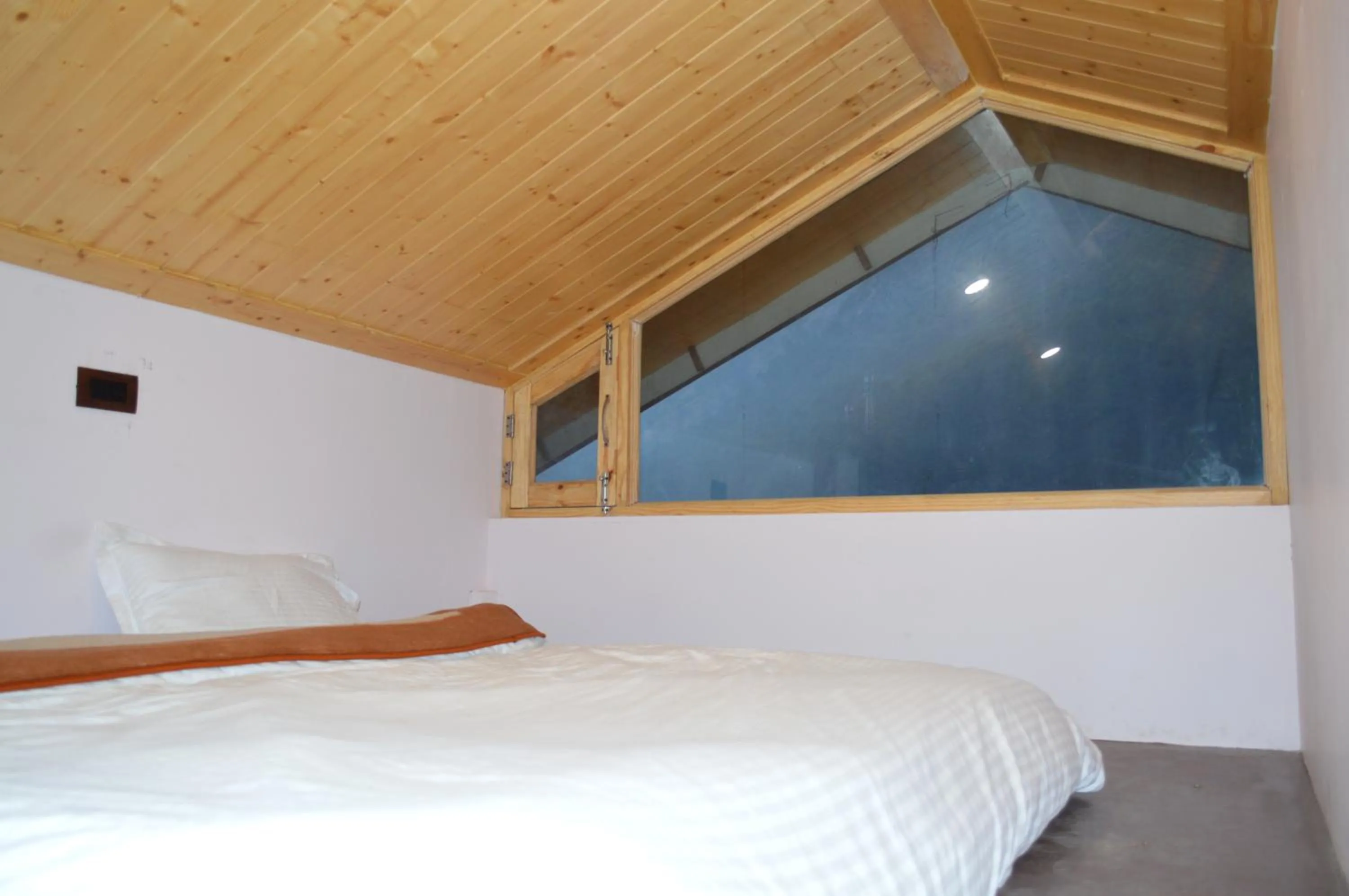 bunk bed, Bed in The Hillside