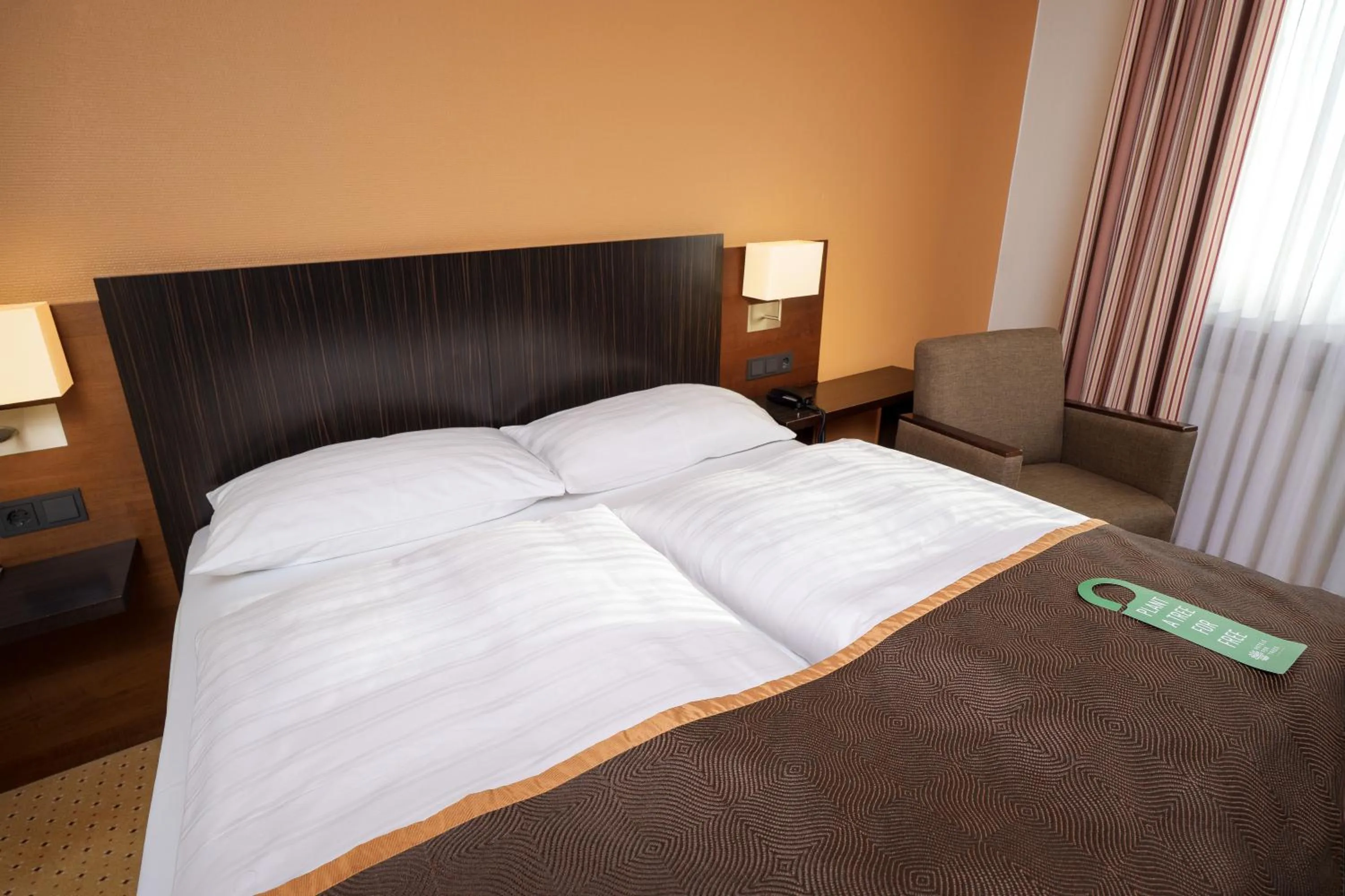 Bed in Trans World Hotel Donauwelle