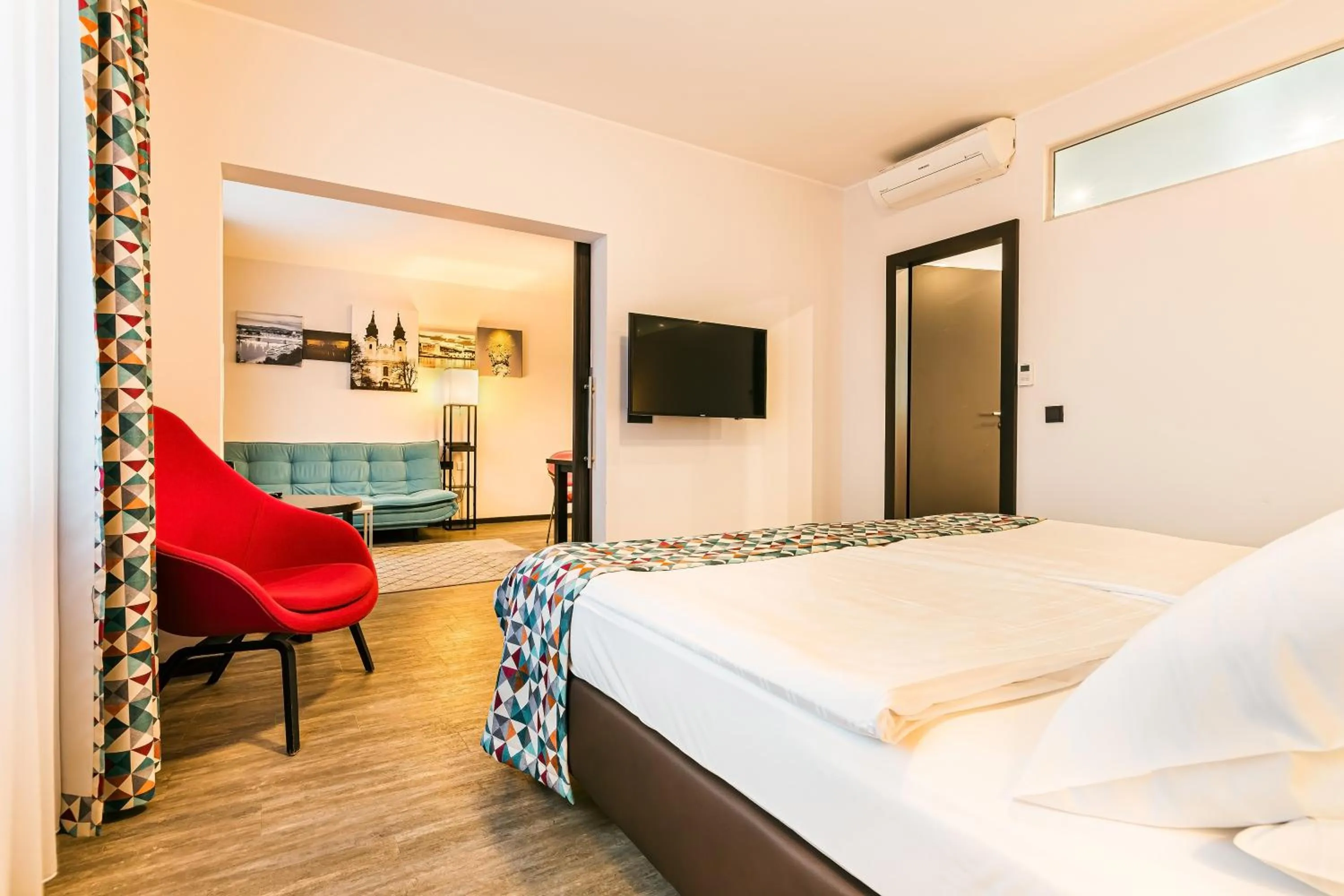 Bed in Trans World Hotel Donauwelle