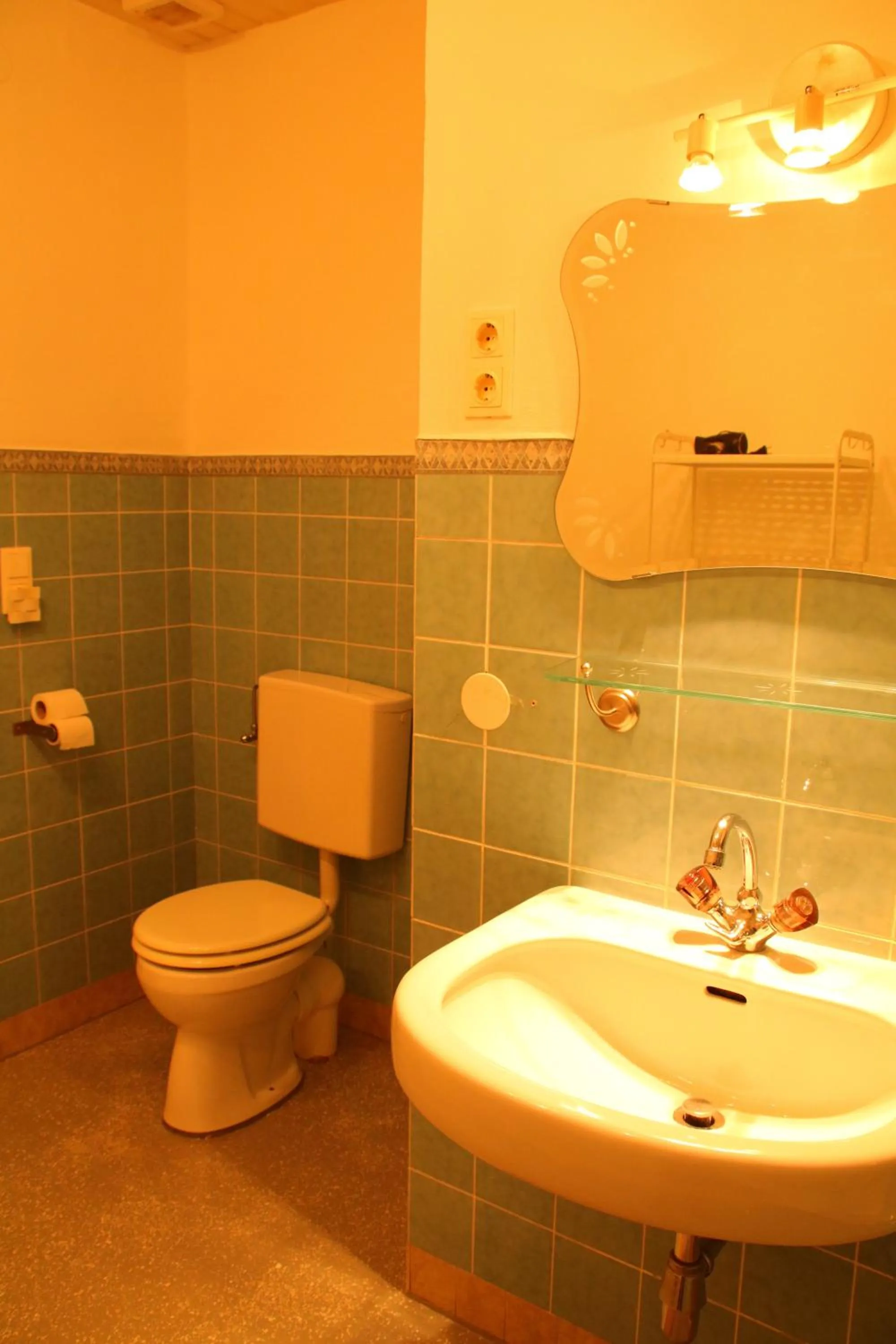 Bathroom in Hotel Goldene Krone Innsbruck