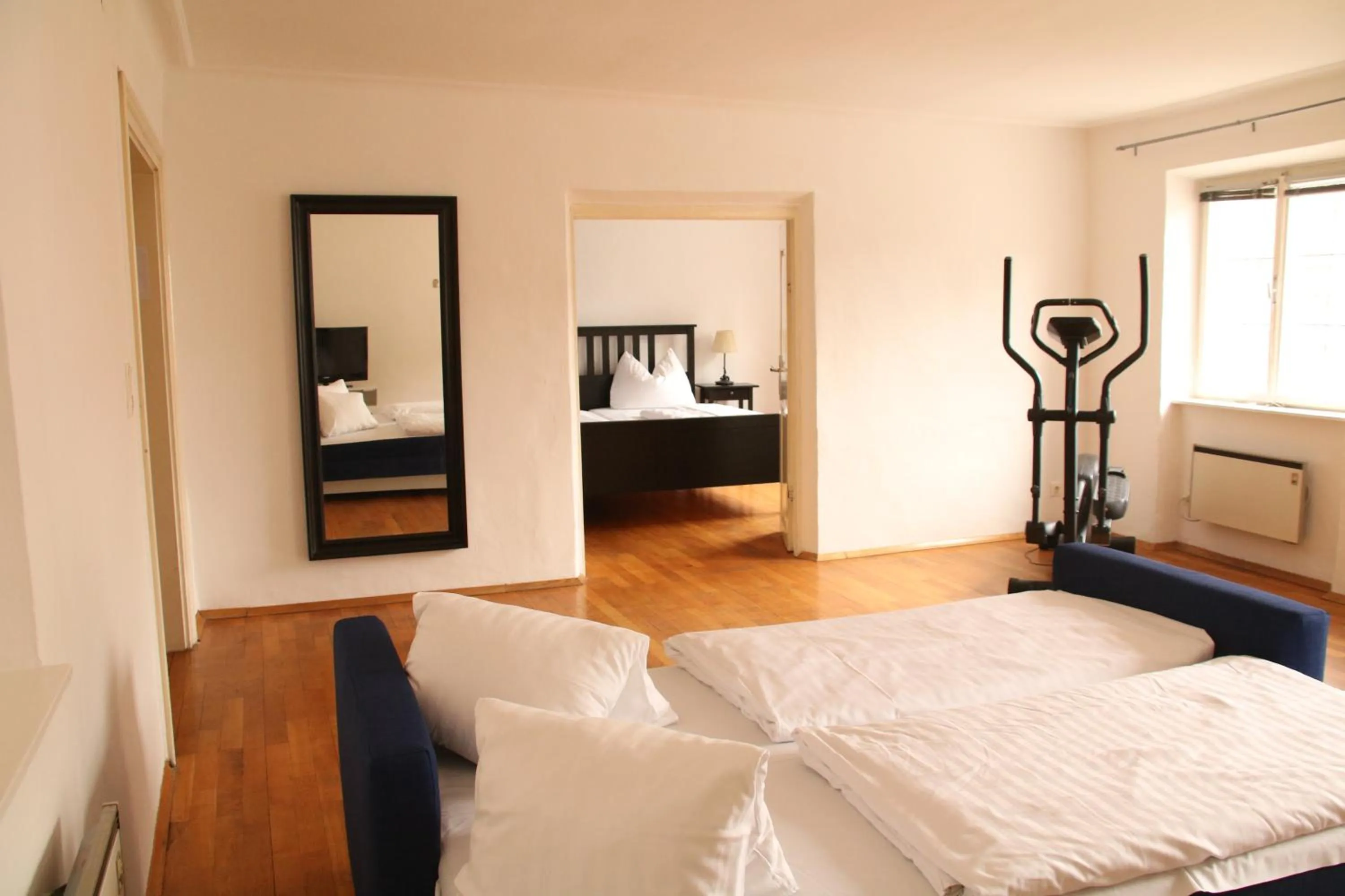 Living room, Bed in Hotel Goldene Krone Innsbruck