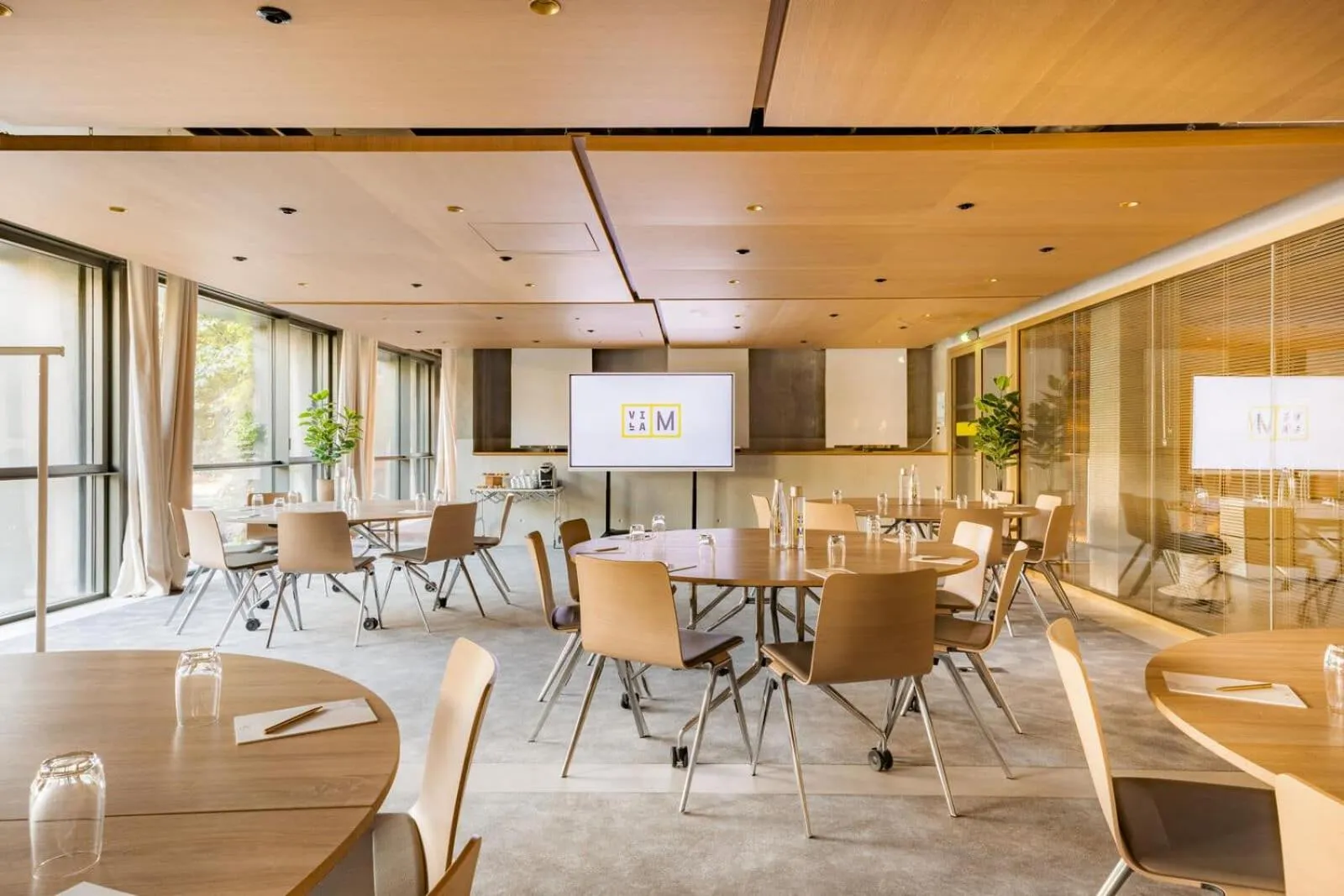 Business facilities in Villa M