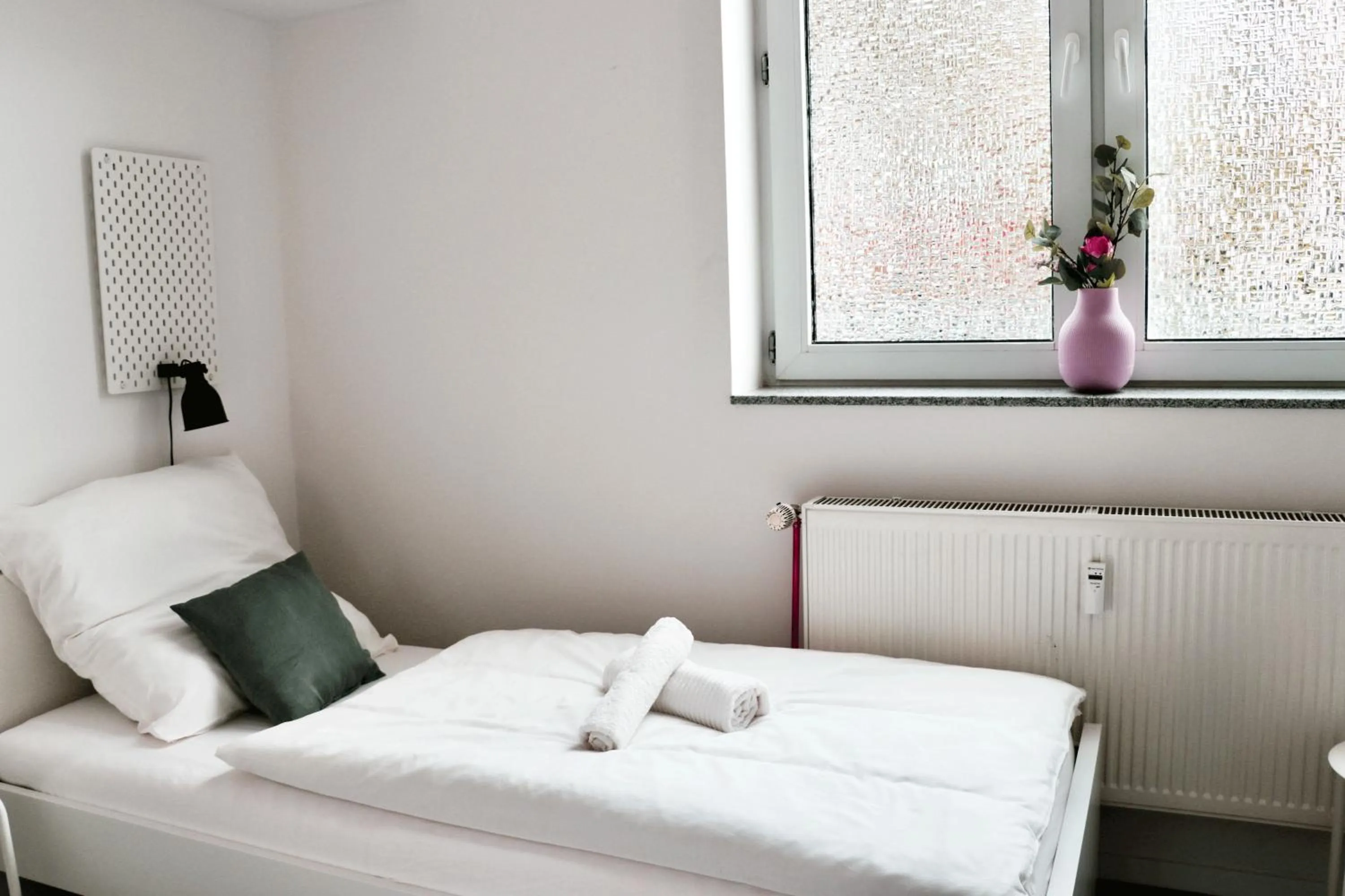 Photo of the whole room, Bed in Schlafkonzept Hannover