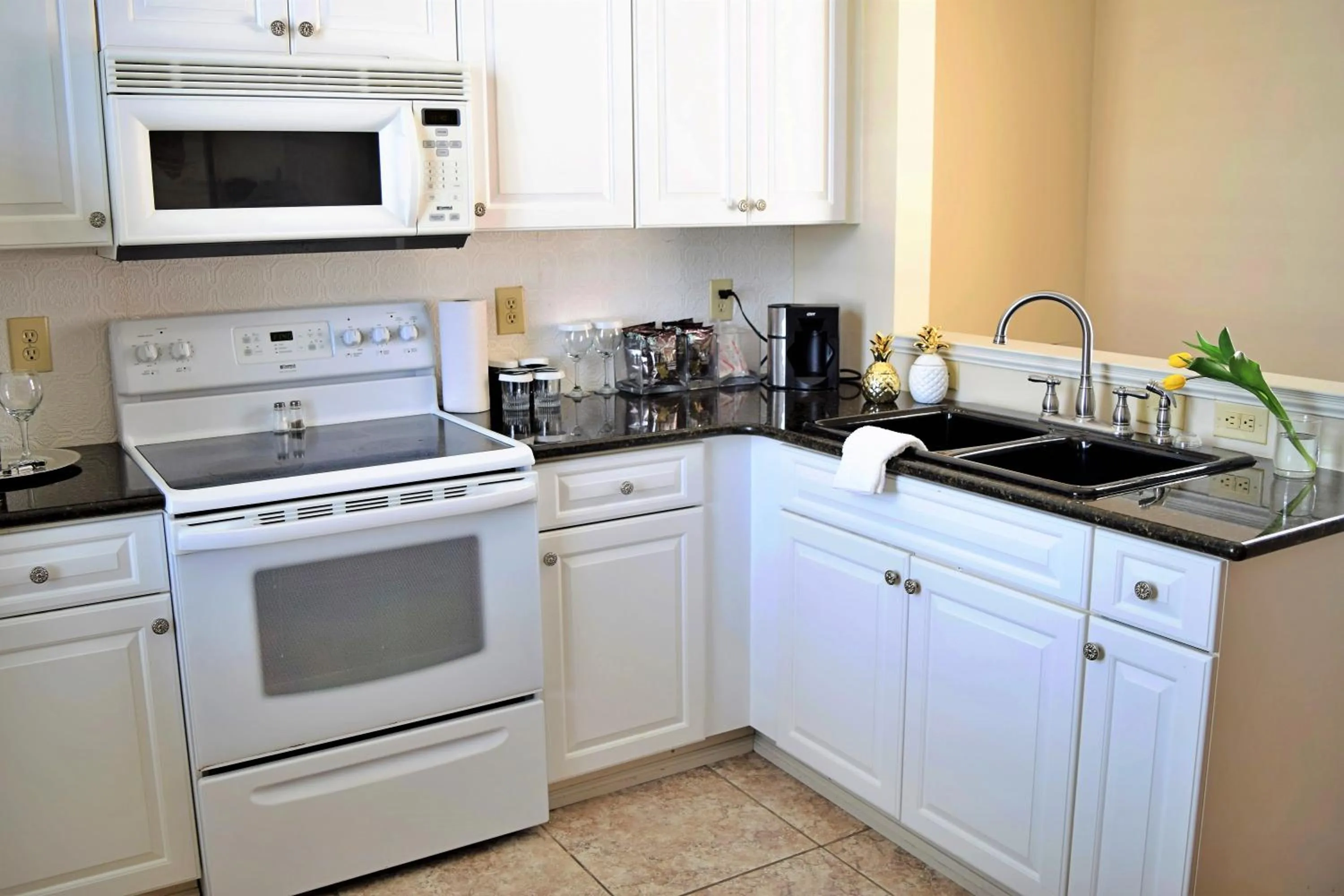 Kitchen or kitchenette in JH Adams Inn, Trademark Collection by Wyndham