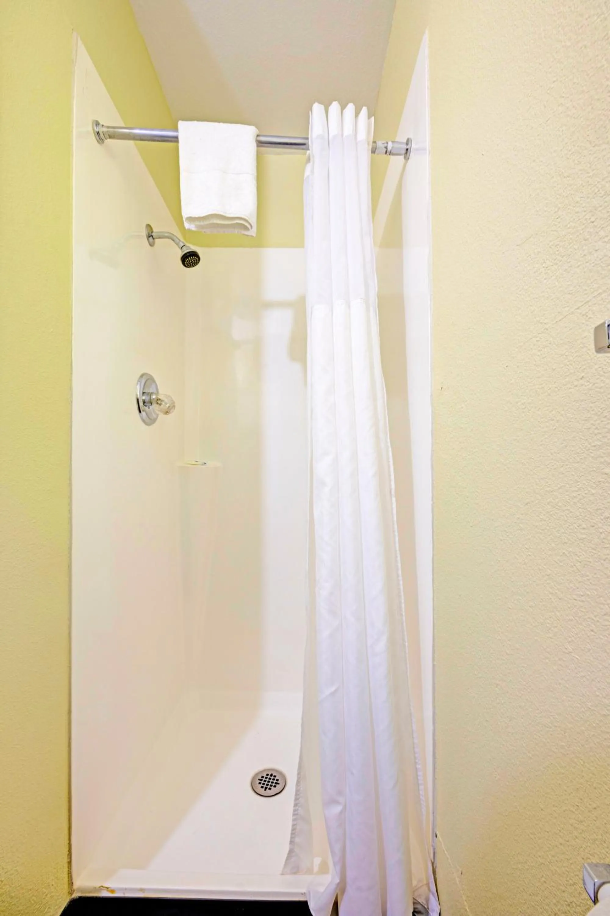 Bathroom in Capital O Stevenson Inn Riverside