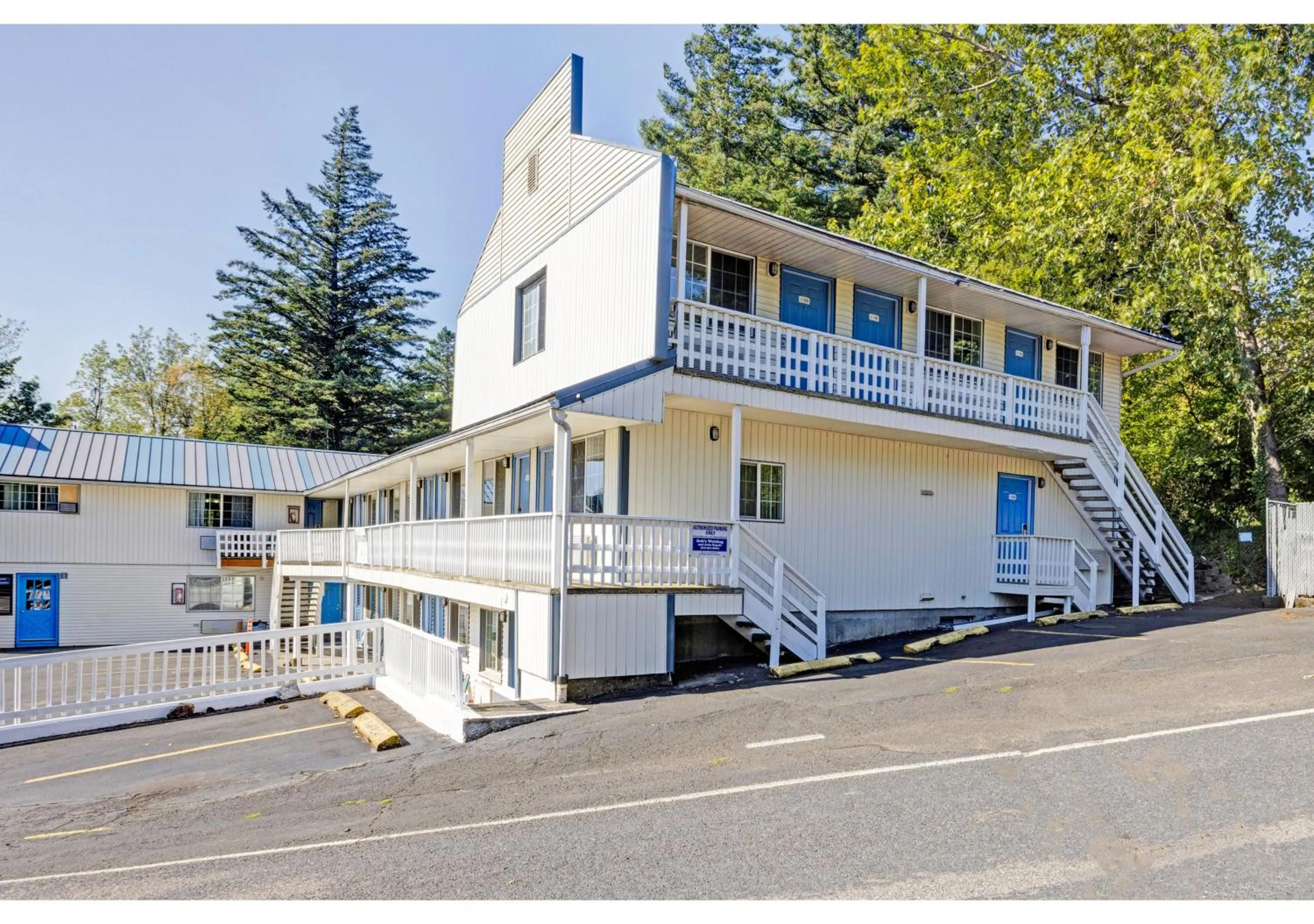 Property building in Capital O Stevenson Inn Riverside