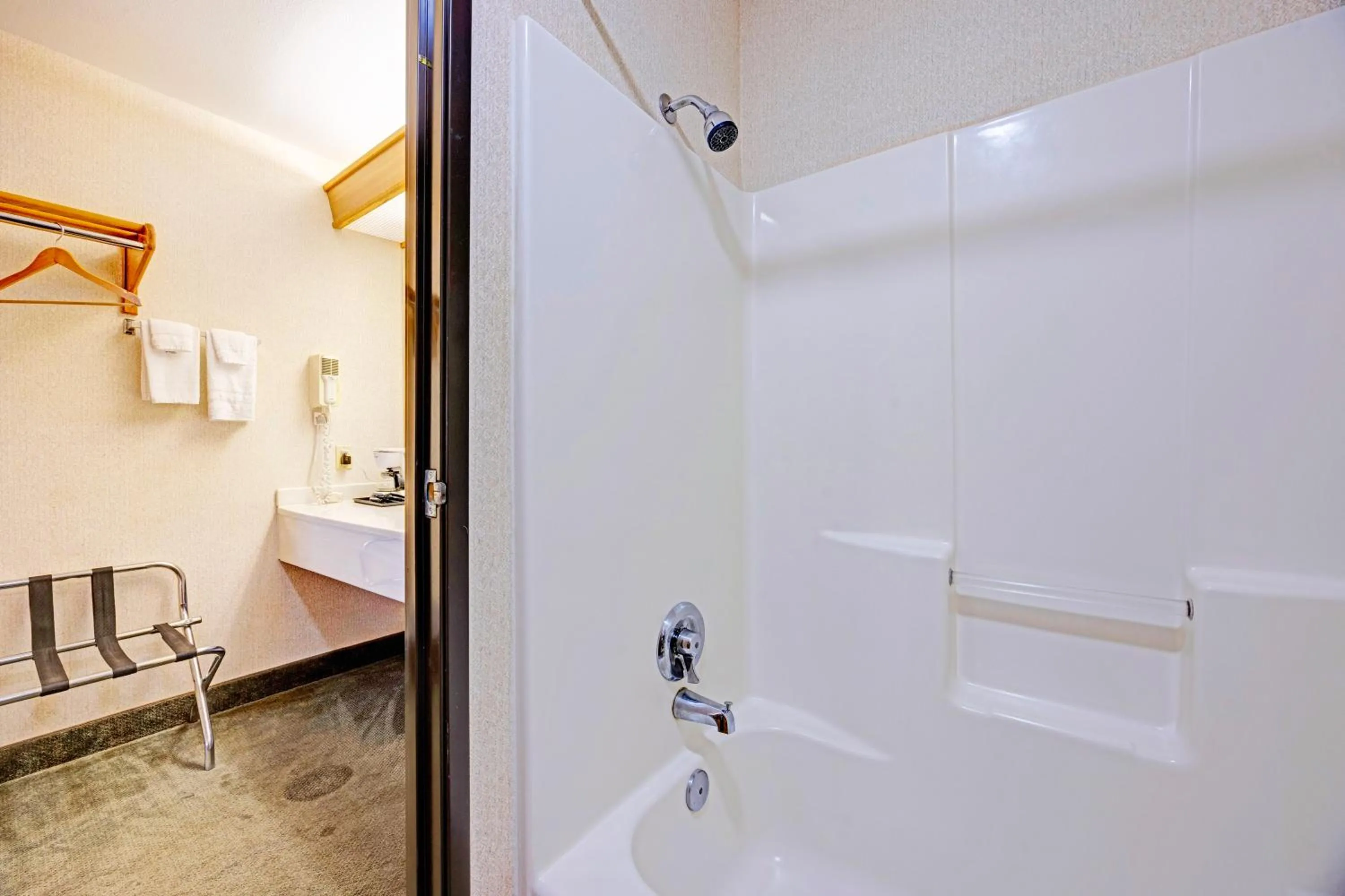 Bathroom in Capital O Stevenson Inn Riverside