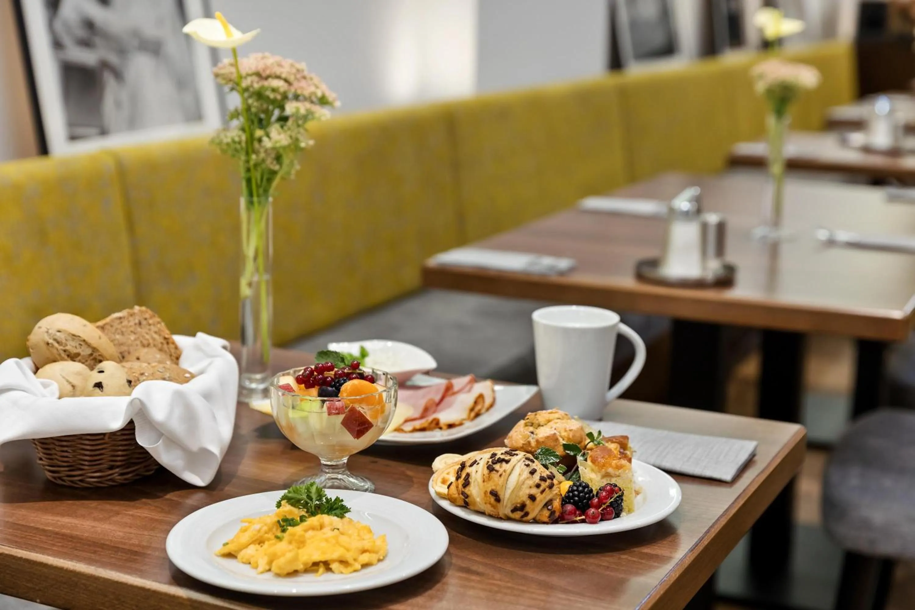 Restaurant/places to eat in Hotel Rathauspark Wien