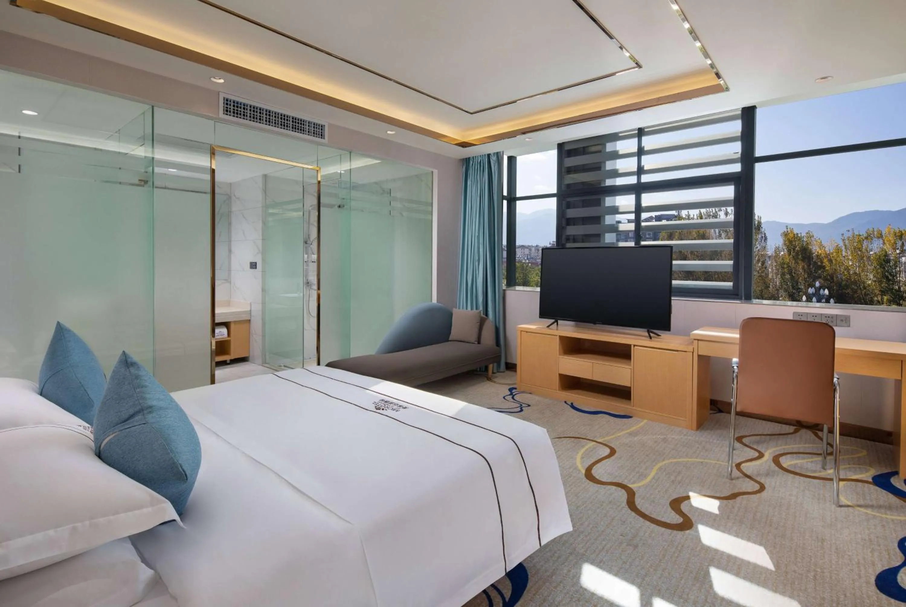 Bed, TV/Entertainment Center in Microtel by Wyndham Lijiang