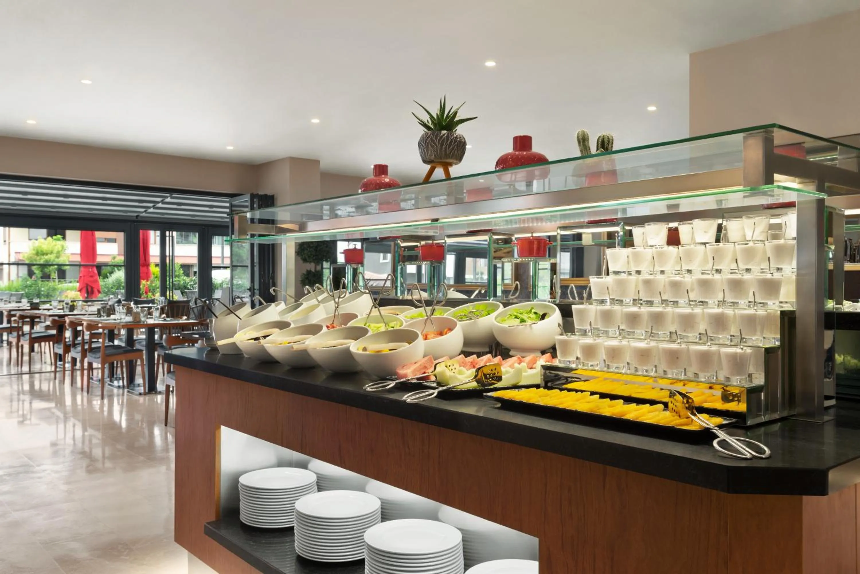 Restaurant/places to eat in Ramada by Wyndham Izmir Aliaga