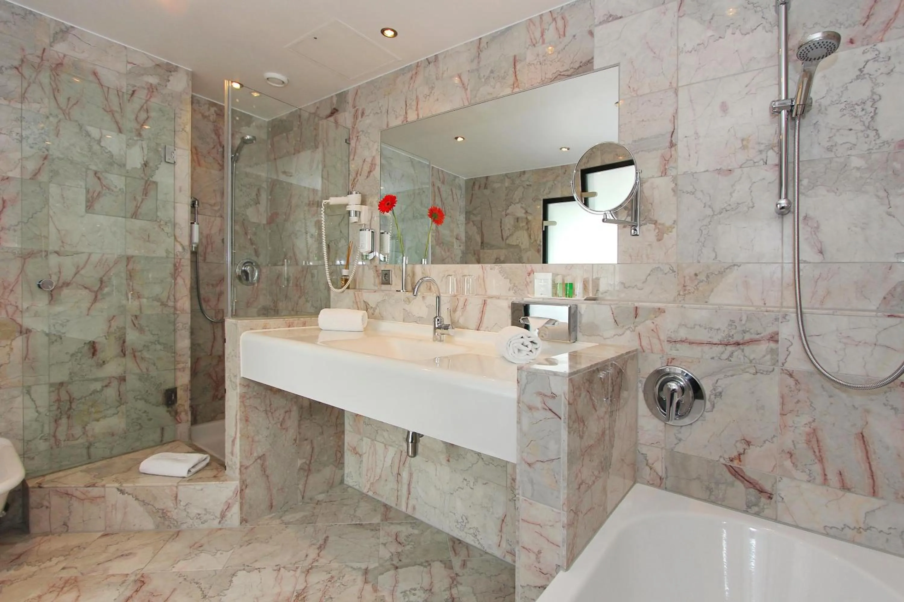 Shower in ARCOTEL Nike Linz