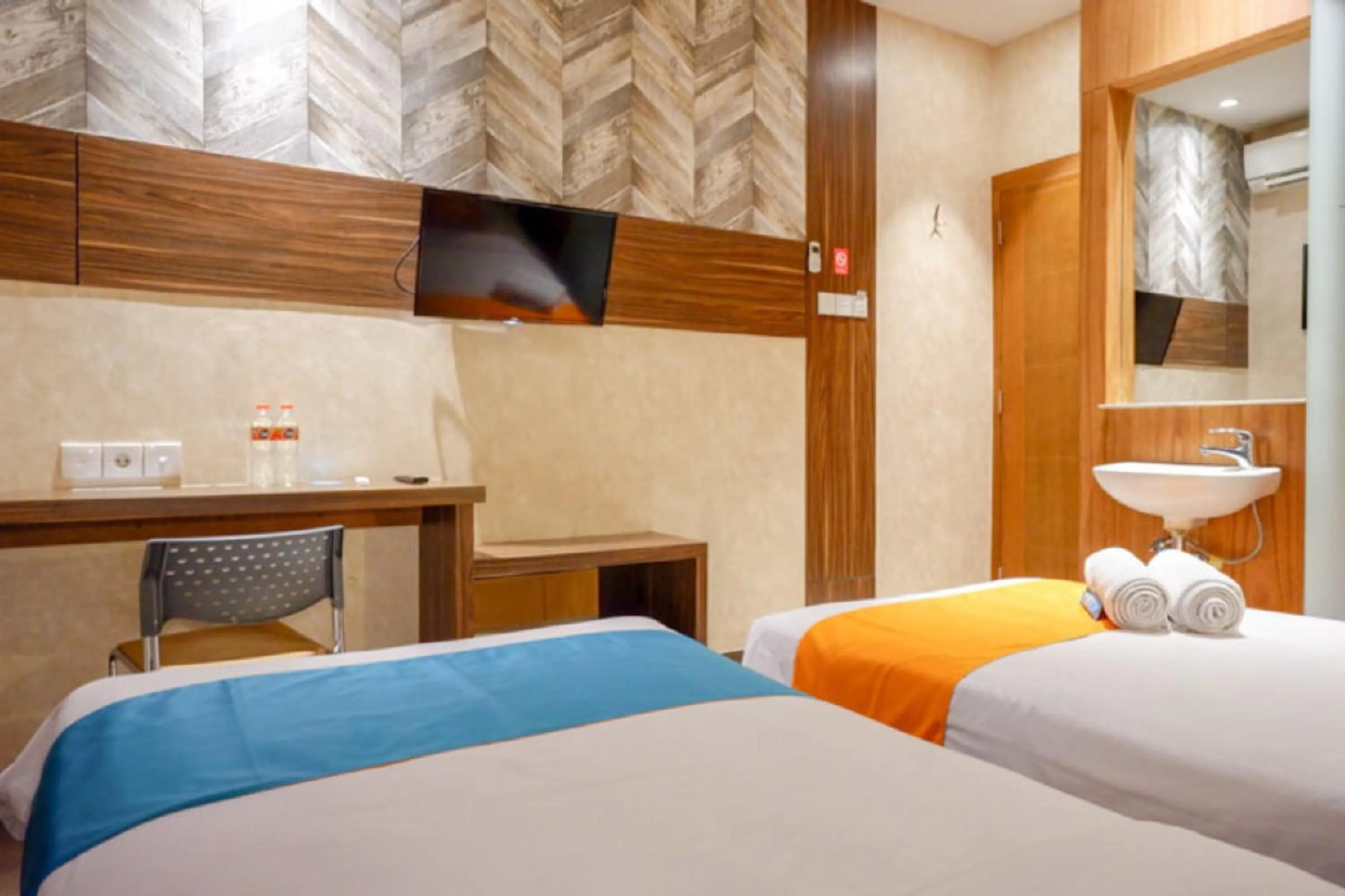 Bed in Sans Hotel Ekkon Yogyakarta by Reddoorz