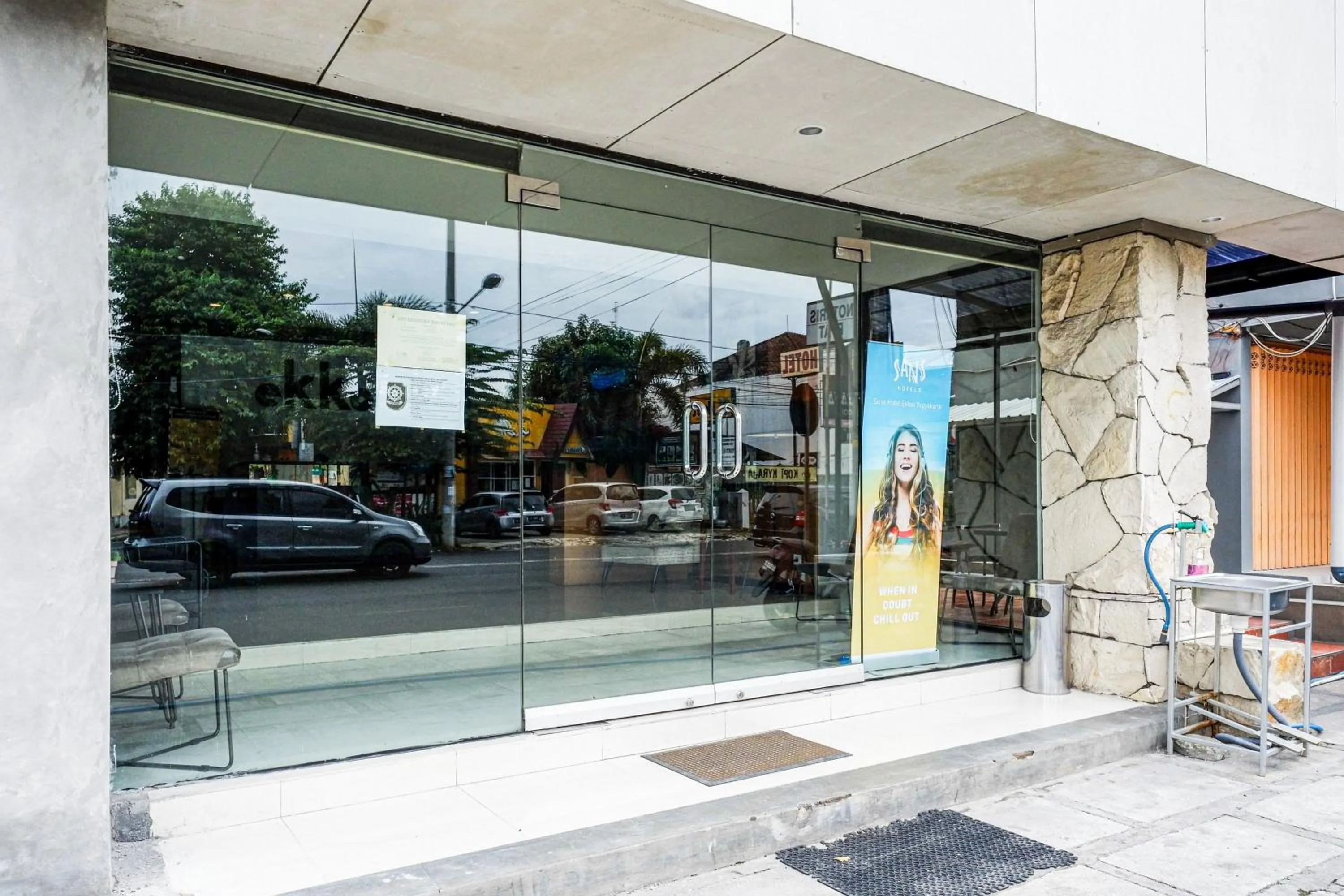 Facade/entrance in Sans Hotel Ekkon Yogyakarta by Reddoorz