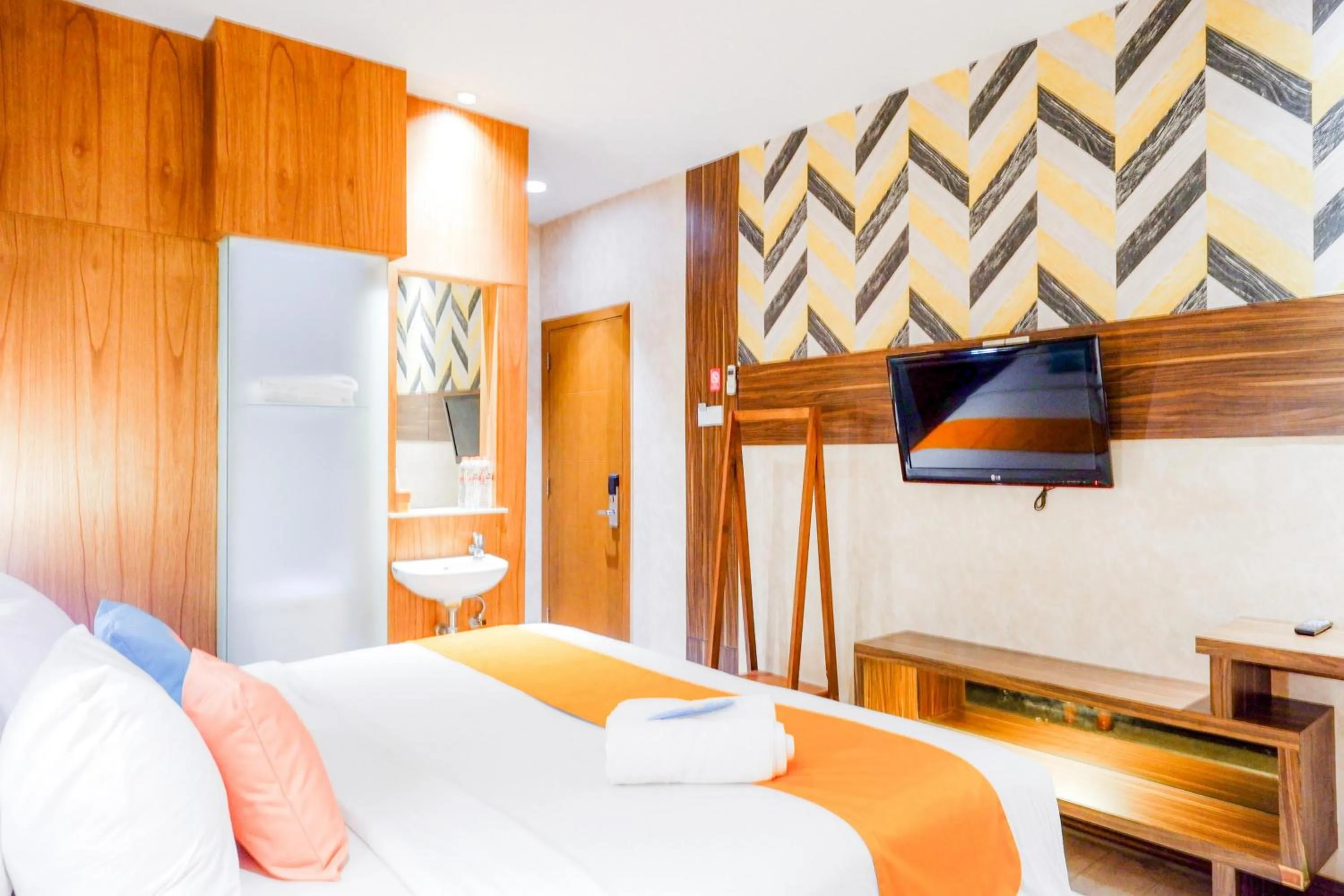 Bedroom, Bed in Sans Hotel Ekkon Yogyakarta by Reddoorz