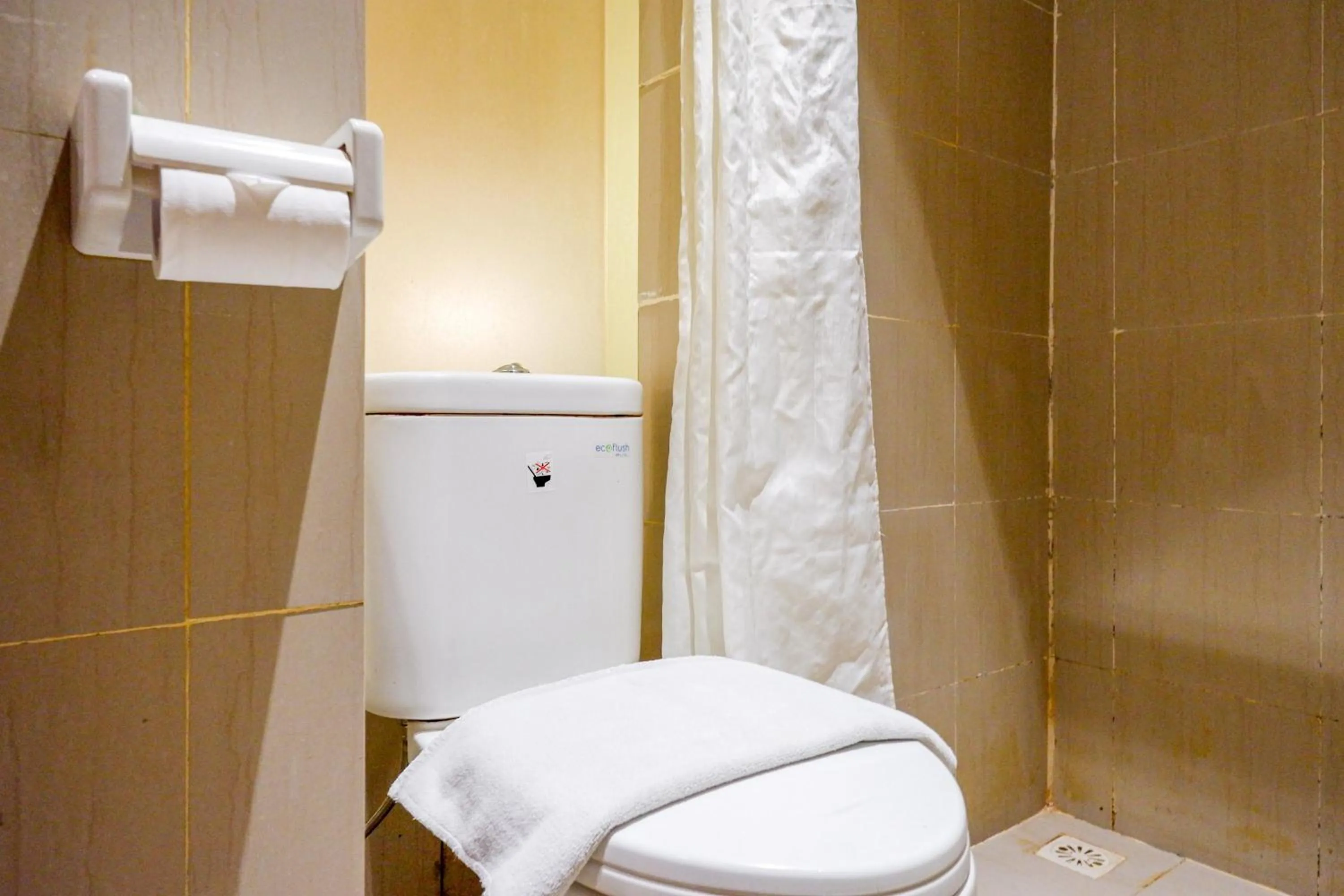 Bathroom in Sans Hotel Ekkon Yogyakarta by Reddoorz